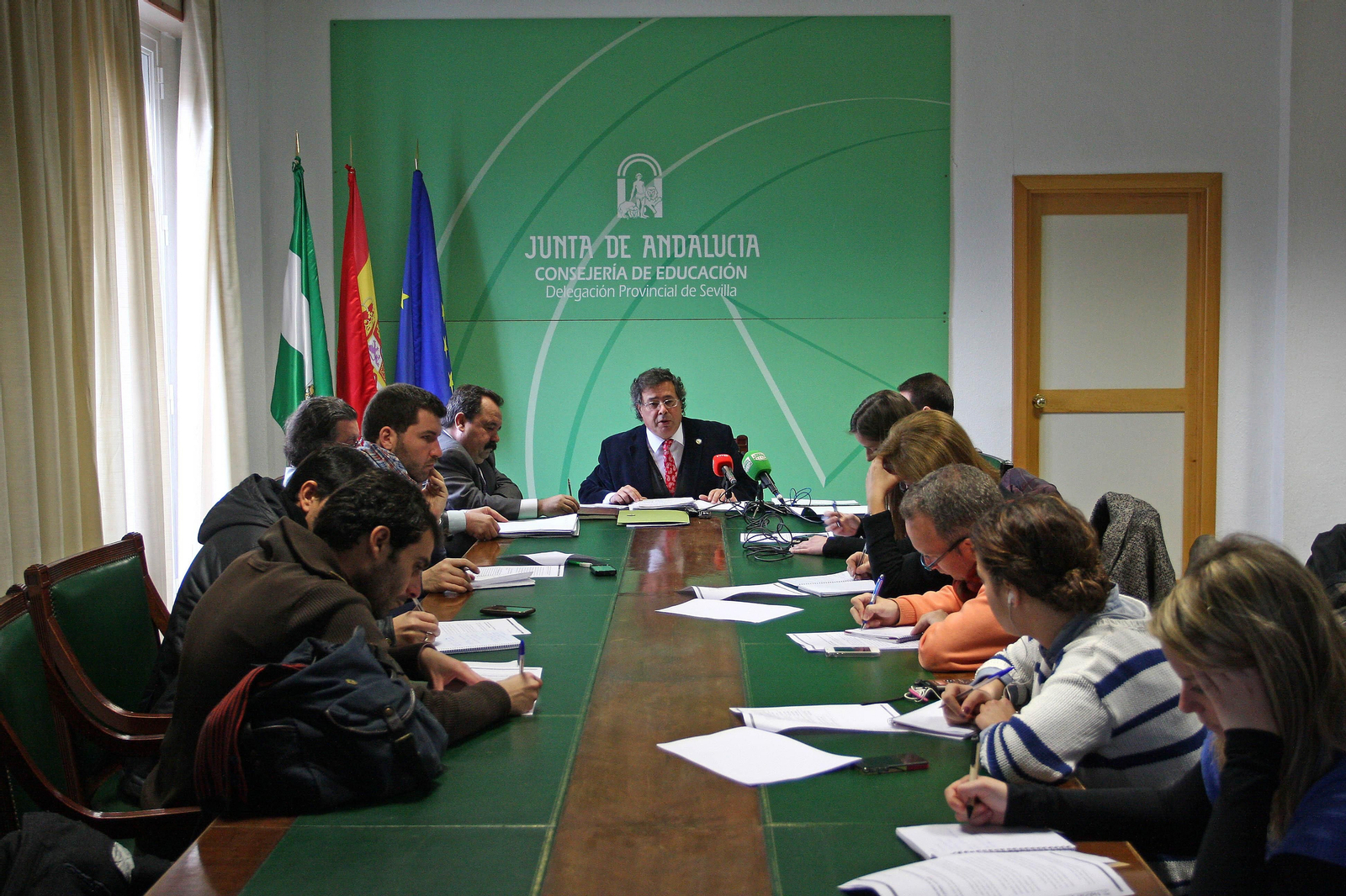 Imagen de archivo de una rueda de prensa del entonces delegado de Educación en Sevilla, Francisco Díaz.