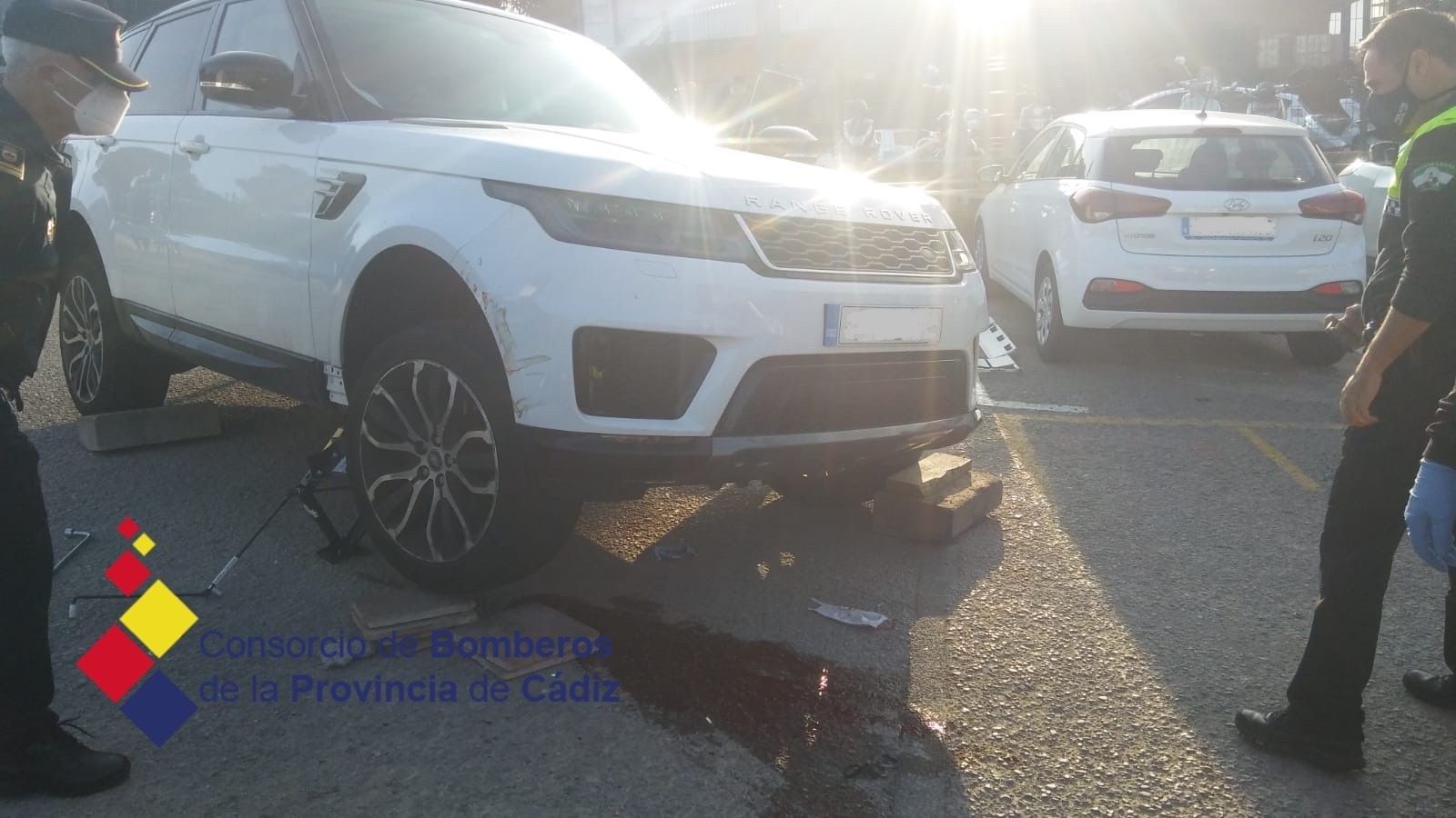 El todoterreno, levantado para el rescate de la mujer.