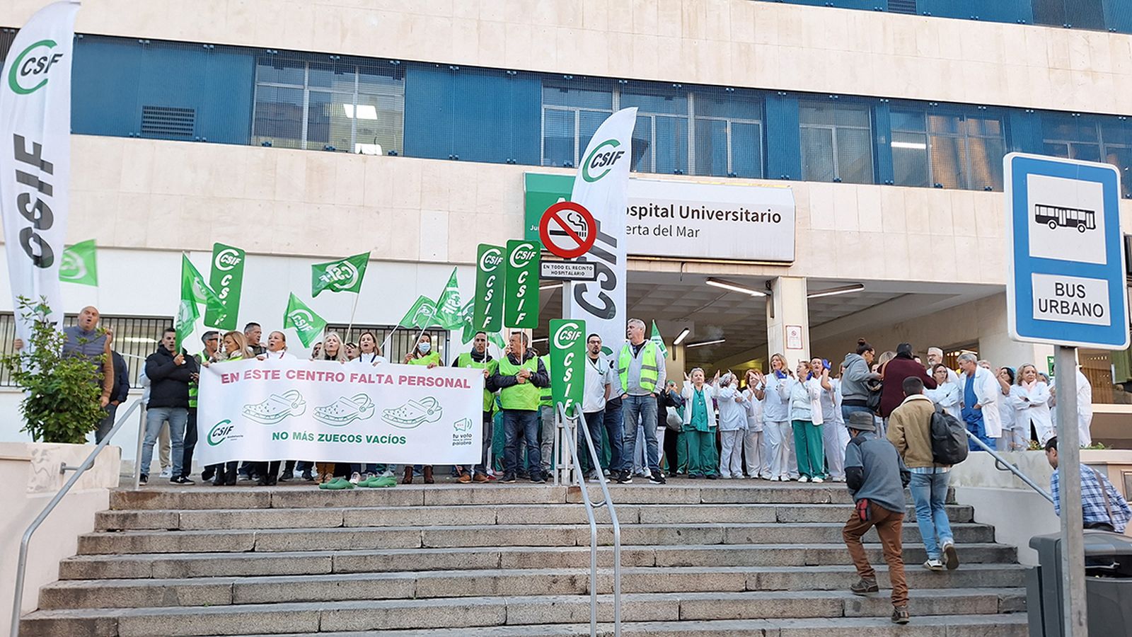 Un momento de las protestas de la mañana de este martes en el Puerta del Mar de Cádiz