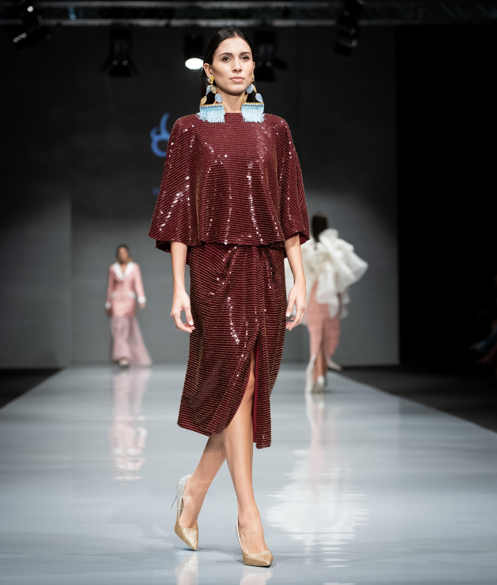 Raices, una revisión a sus orígenes a través de la moda del diseñador Julián Ortiz