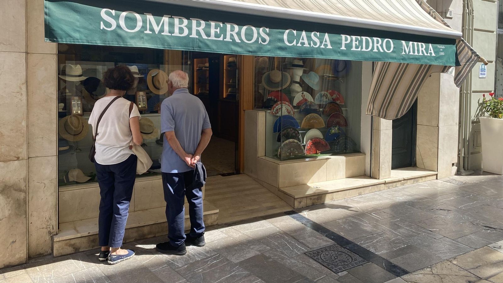 Escaparate comercio Sombreros Casa Pedro Mira. Escaparate comercio Sombreros Casa Pedro Mira.