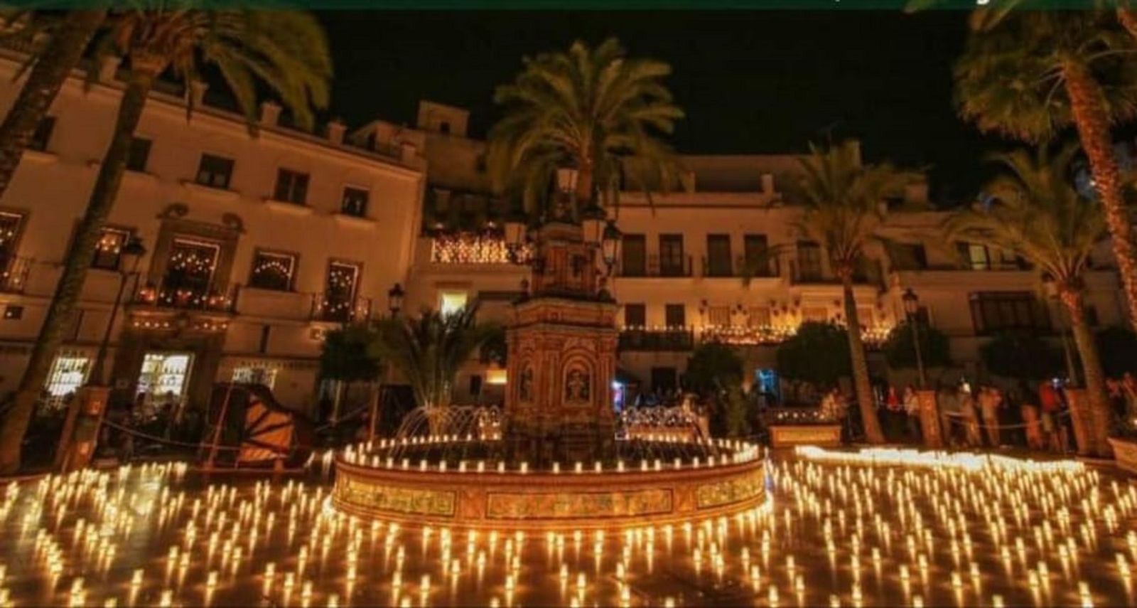 La Plaza de España iluminada por cientos de velas.
