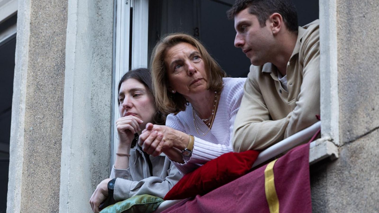 Los cofrades se rinden ante los grandes pasos de misterio del Lunes Santo