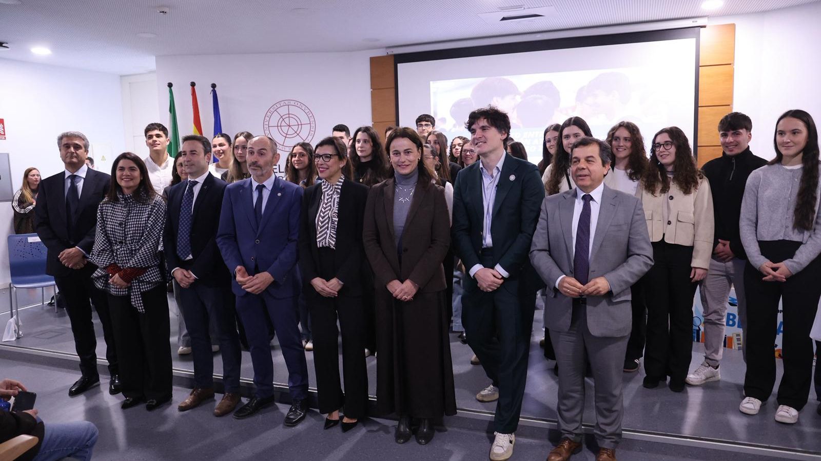 Foto final tras el acto de entrega de las becas de la Fundación Atlantic Copper a los estudiantes de la UHU.