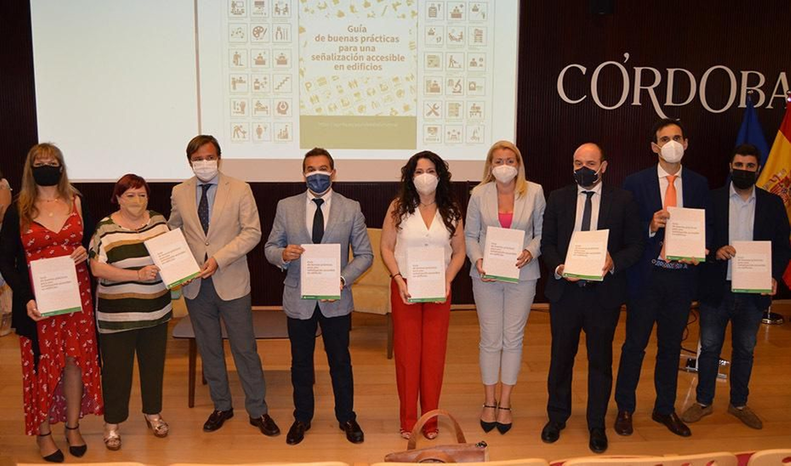 Rocío Ruiz, junto a otros responsables y asistentes a la presentación de la guía de buenas prácticas. Rocío Ruiz, junto a otros responsables y asistentes a la presentación de la guía de buenas prácticas.