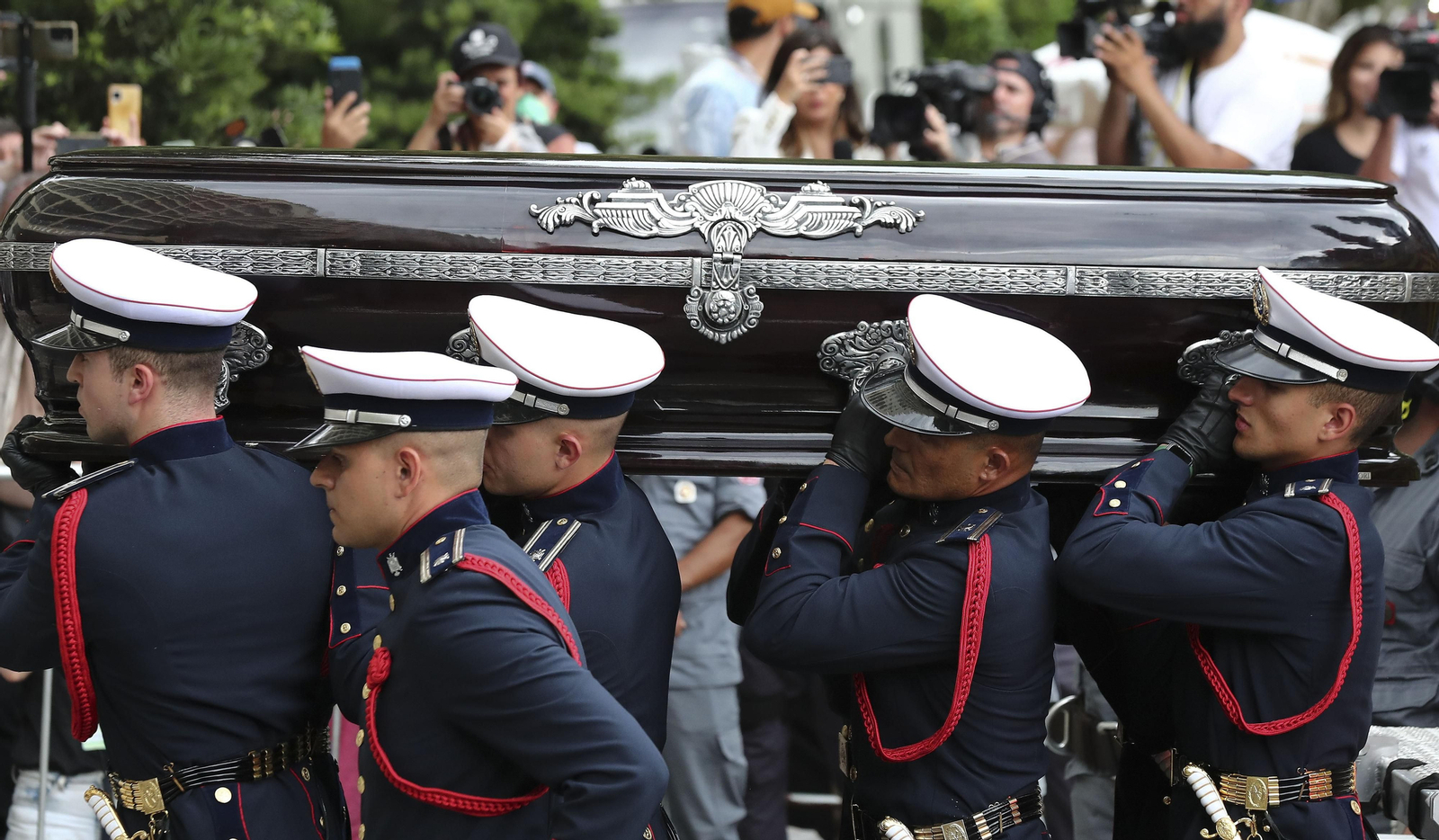 El féretro de Pelé es transportado por ocho cadetes de la Policía Militar.