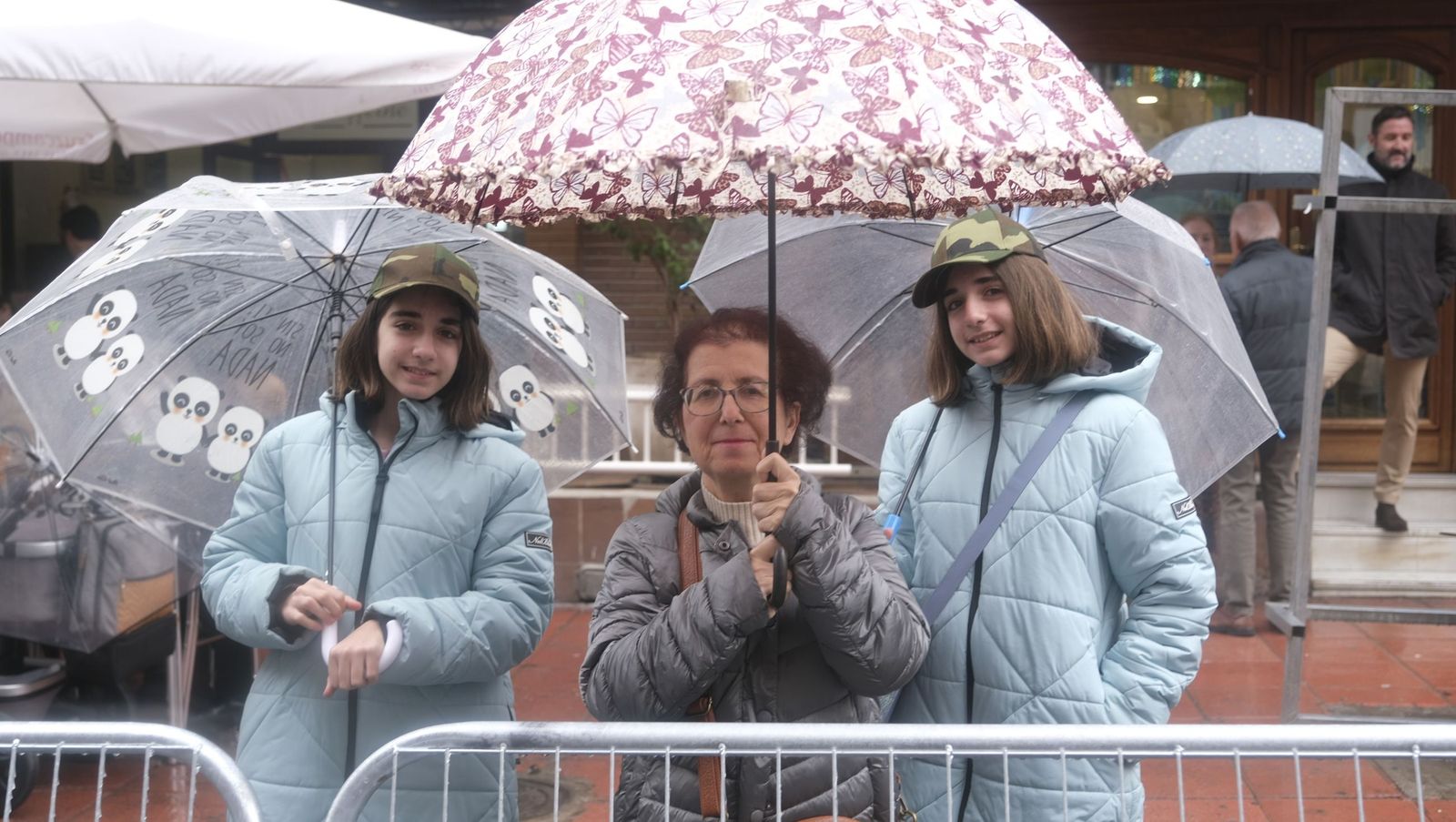 Fotografías de la cabalgata de los Reyes Magos pasada por agua en Almería