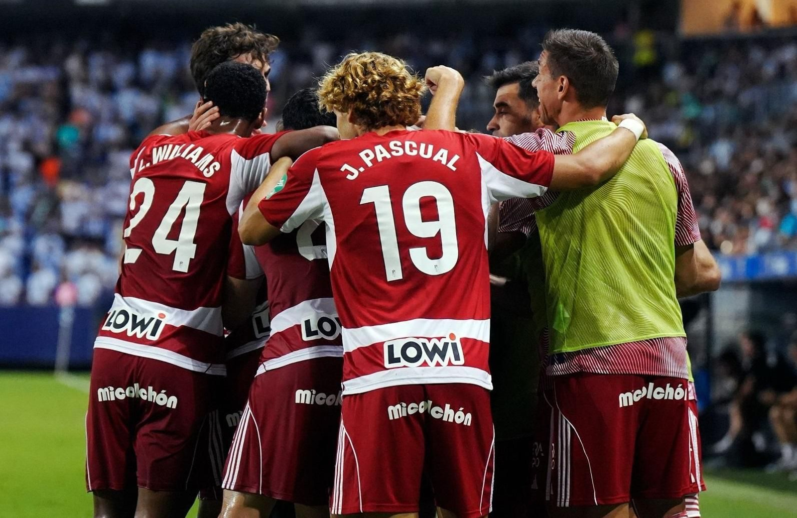 Los futbolistas del Granada celebran un gol.