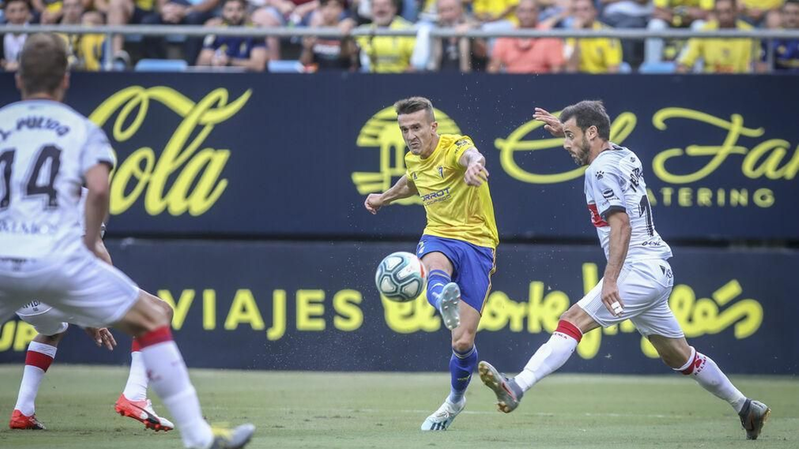 Salvi golpea el esférico en una acción del partido contra el Huesca de la primera vuelta.