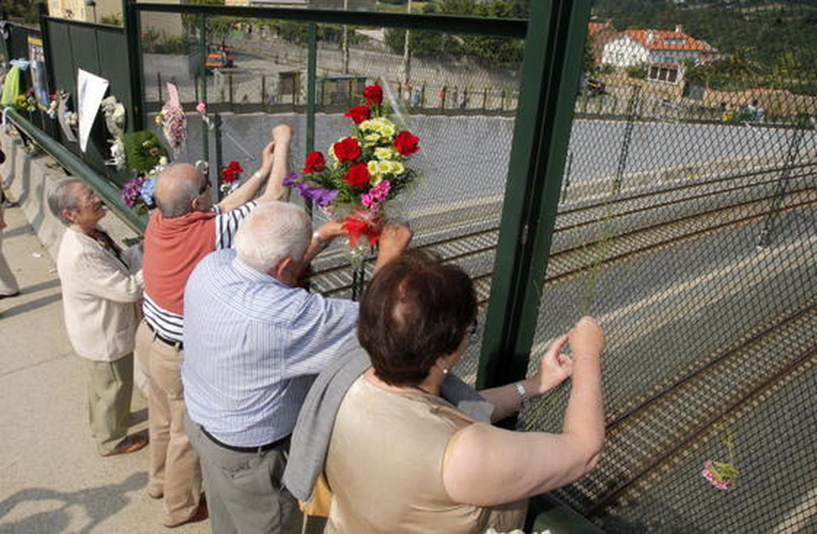 Homenajes y ofrendas florales en el lugar del accidente.

Foto: EFE