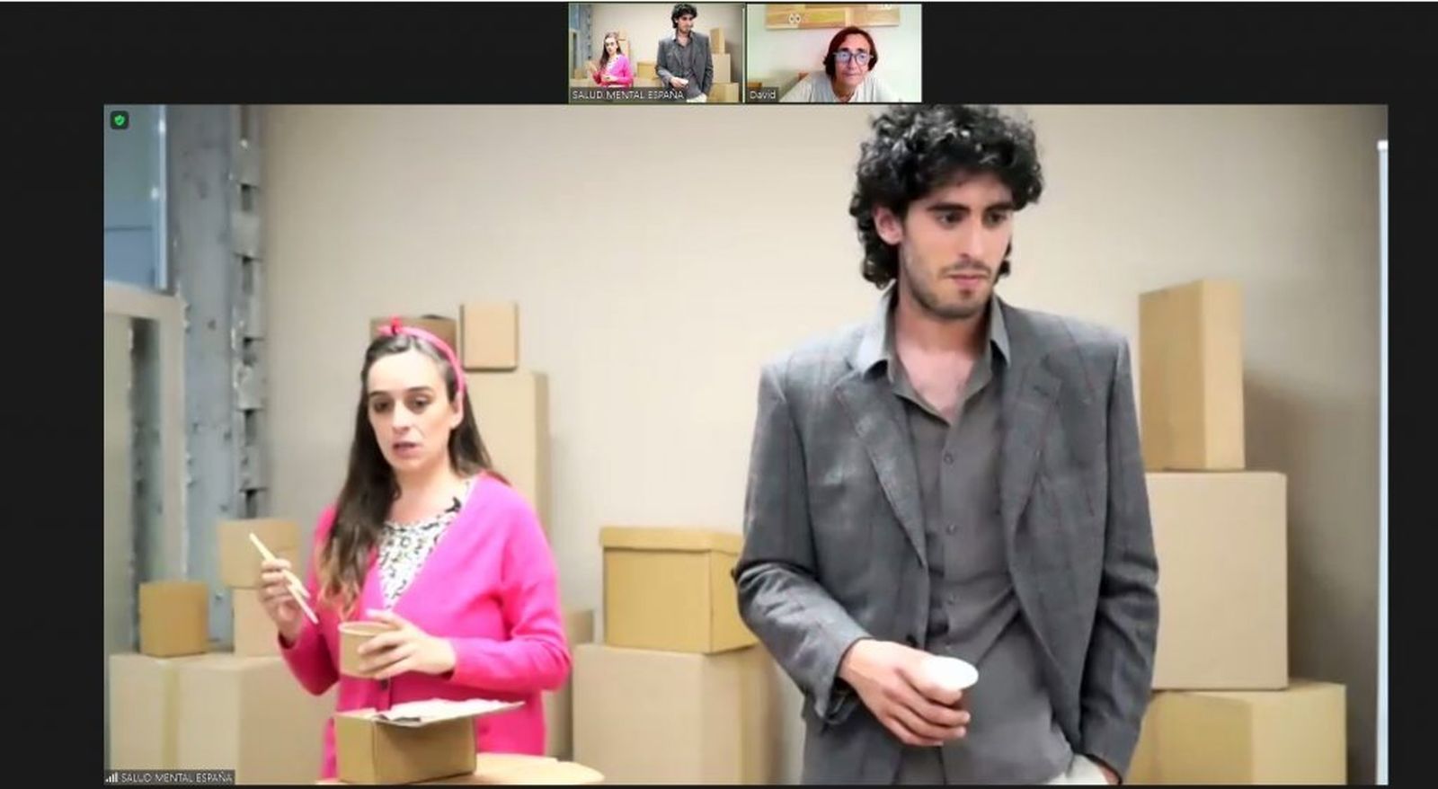 Momento en el que una de las asistentes del público participa en una escena.