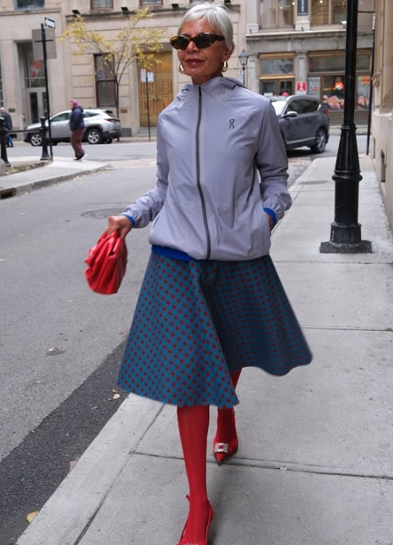 Las bombers son tendencia esta primaveera y las puedes llevar con prendas más formales, como una falda con vuelo.