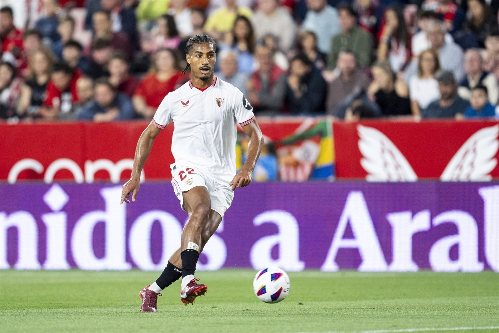 Loïc Badé conduce el balón en el Sevilla-Granada