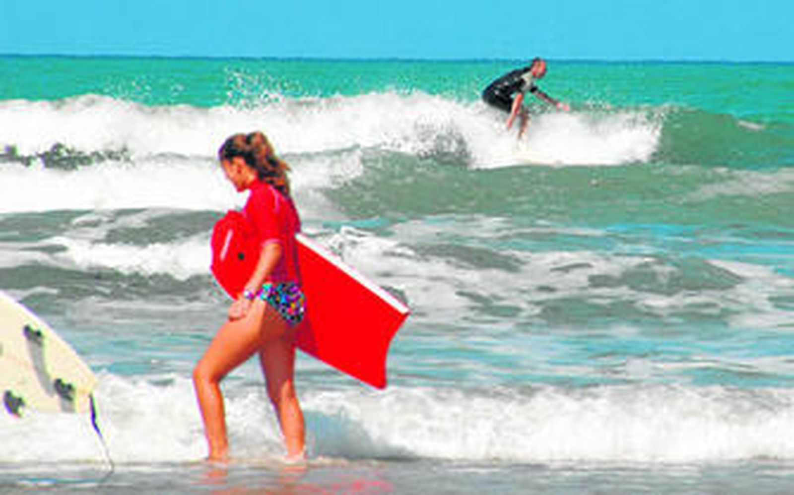 Los surfistas 'cogían' olas ayer por la mañana en la playa de Camposoto.