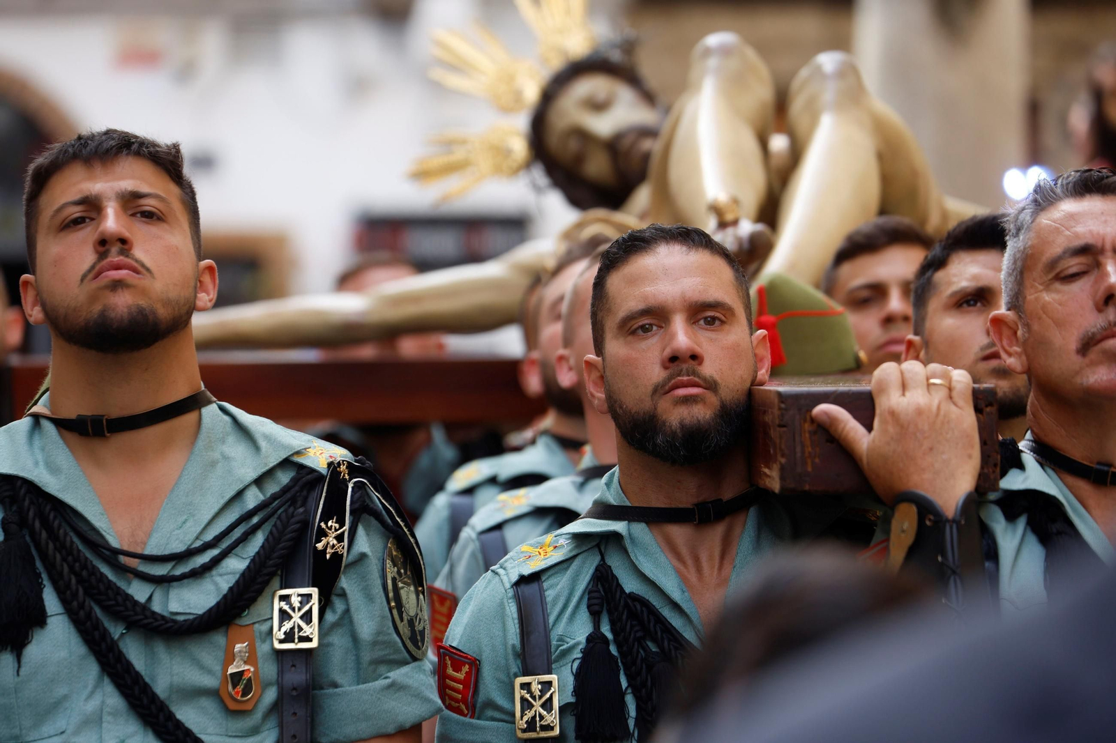 El vía crucis de la Caridad con la Legión en el Viernes Santo de Córdoba, en imágenes