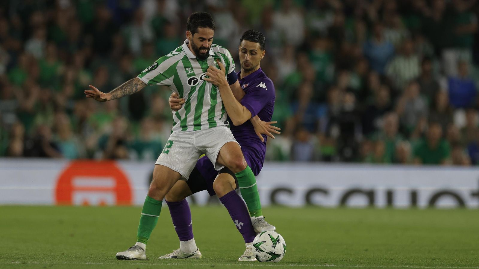 Isco es presionado por Mandragora en un lance del partido.