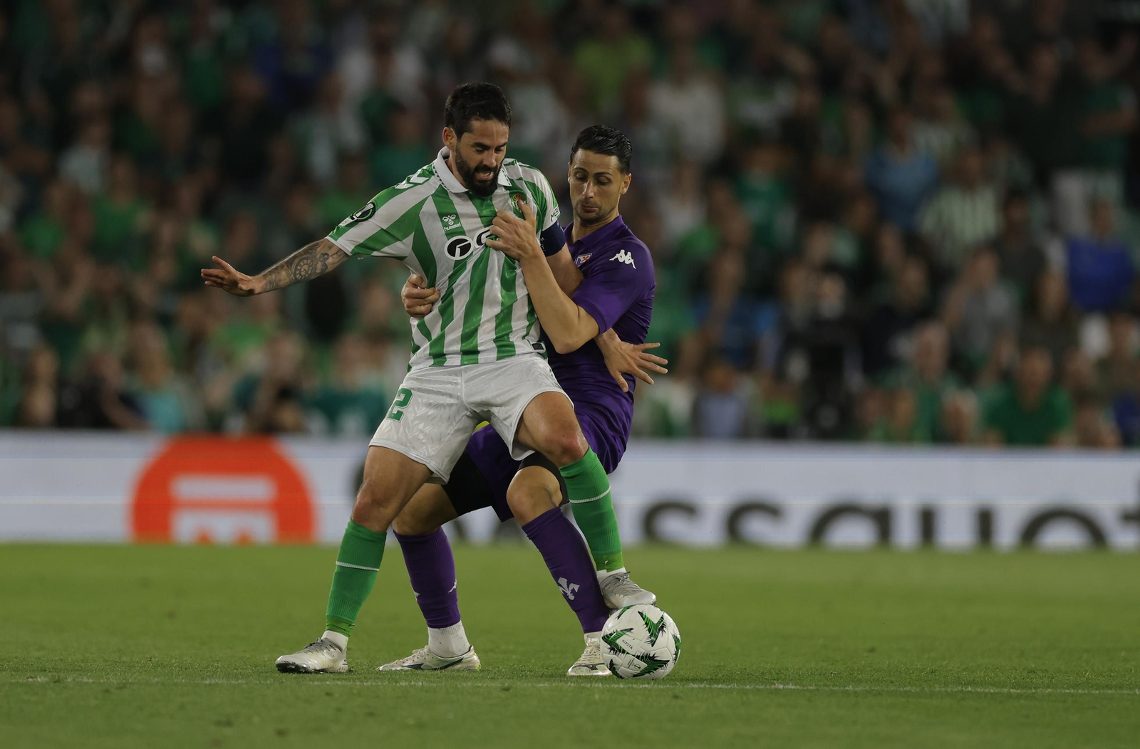 Isco es presionado por Mandragora en un lance del partido.