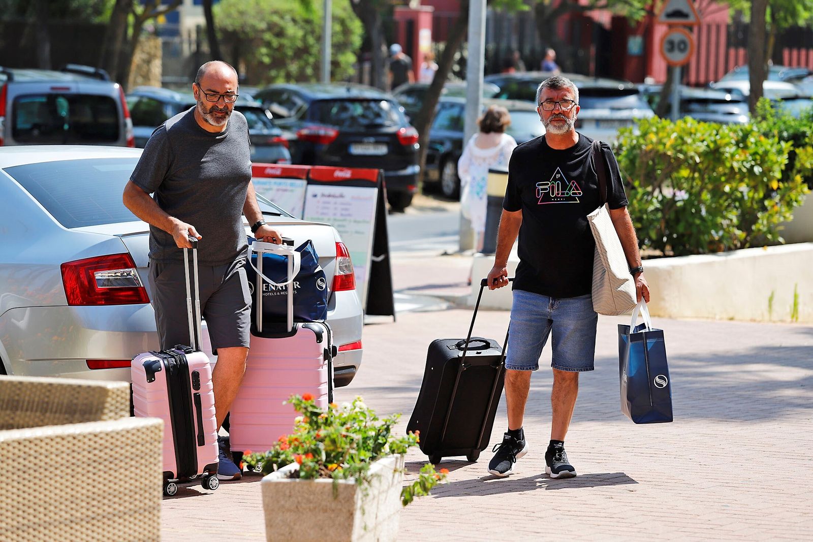 Viajeros llegando a un hotel en Islantilla.