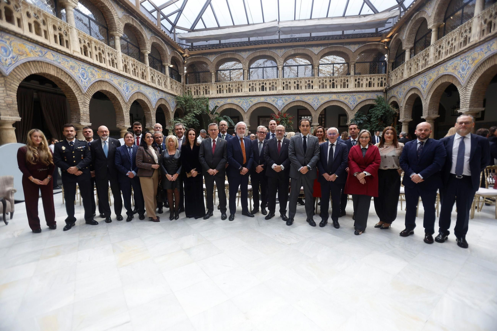 El Colegio de Abogados de Córdoba distingue a los colegiados que cumplen 25 y 50 años de ejercicio, en fotos