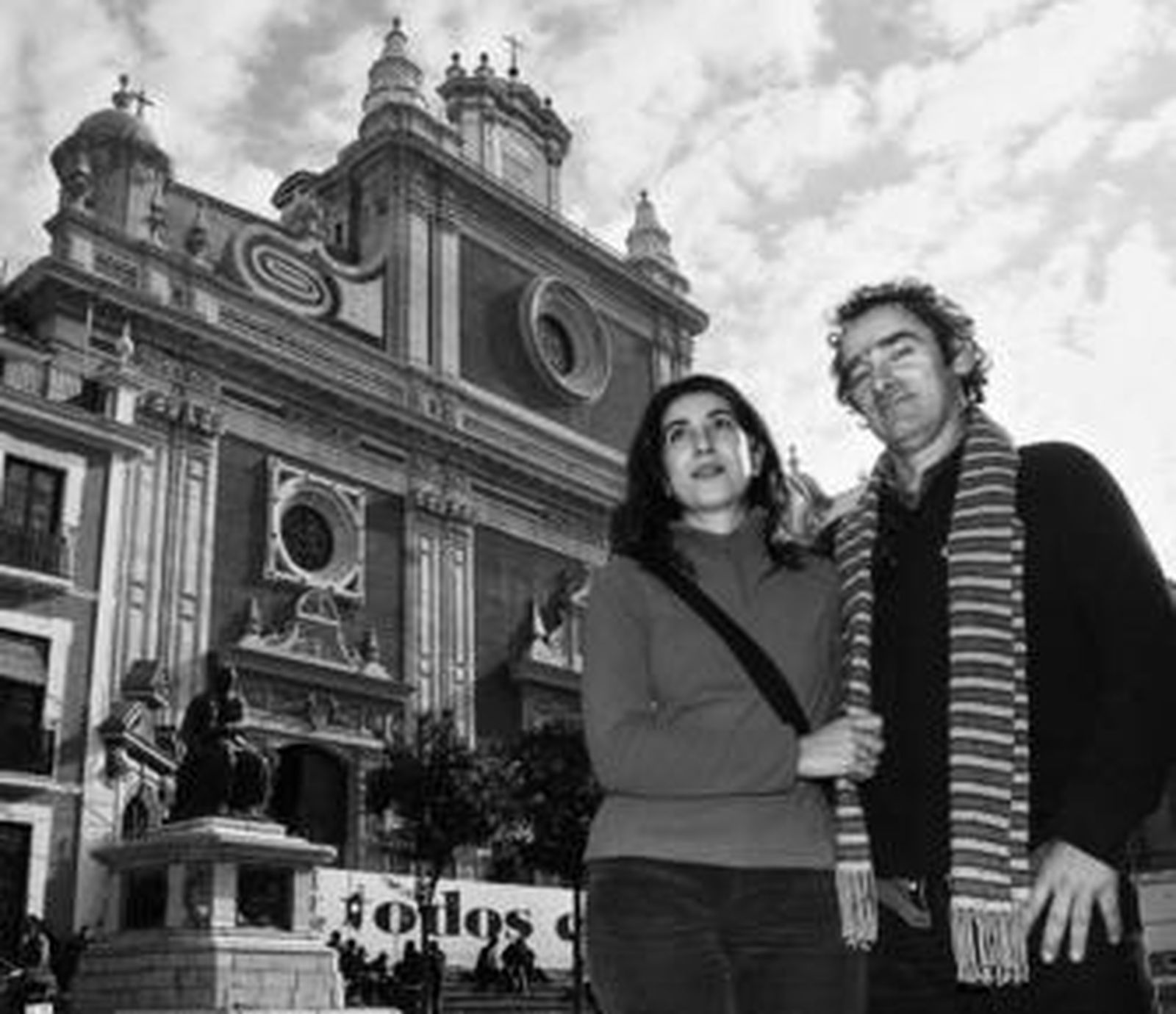 17 de diciembre de 2007. Belén Masa y Fernando García Conde, junto al templo donde se casaron hace cinco años.