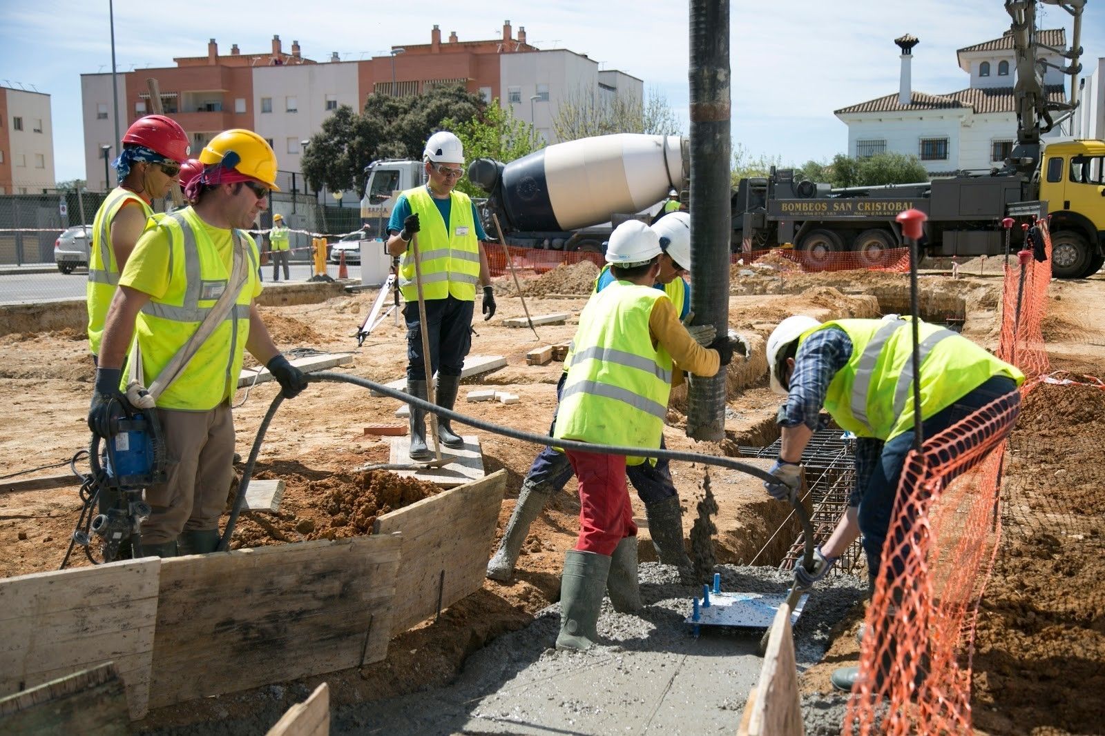 Los trabajos los realizan voluntarios de Jerez y llegados de otras ciudades.