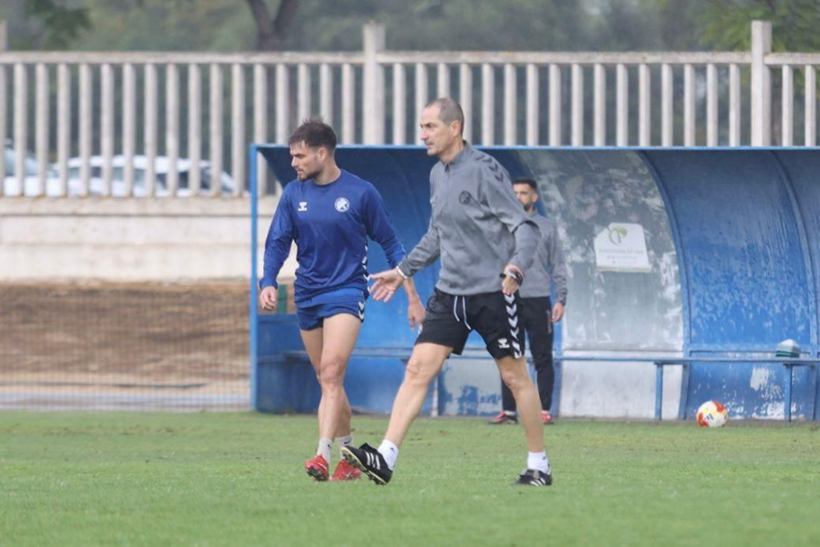 Diego Caro no ha parado de dar instrucciones a sus jugadores en su primera sesión de entrenamientos en el Pepe Ravelo.