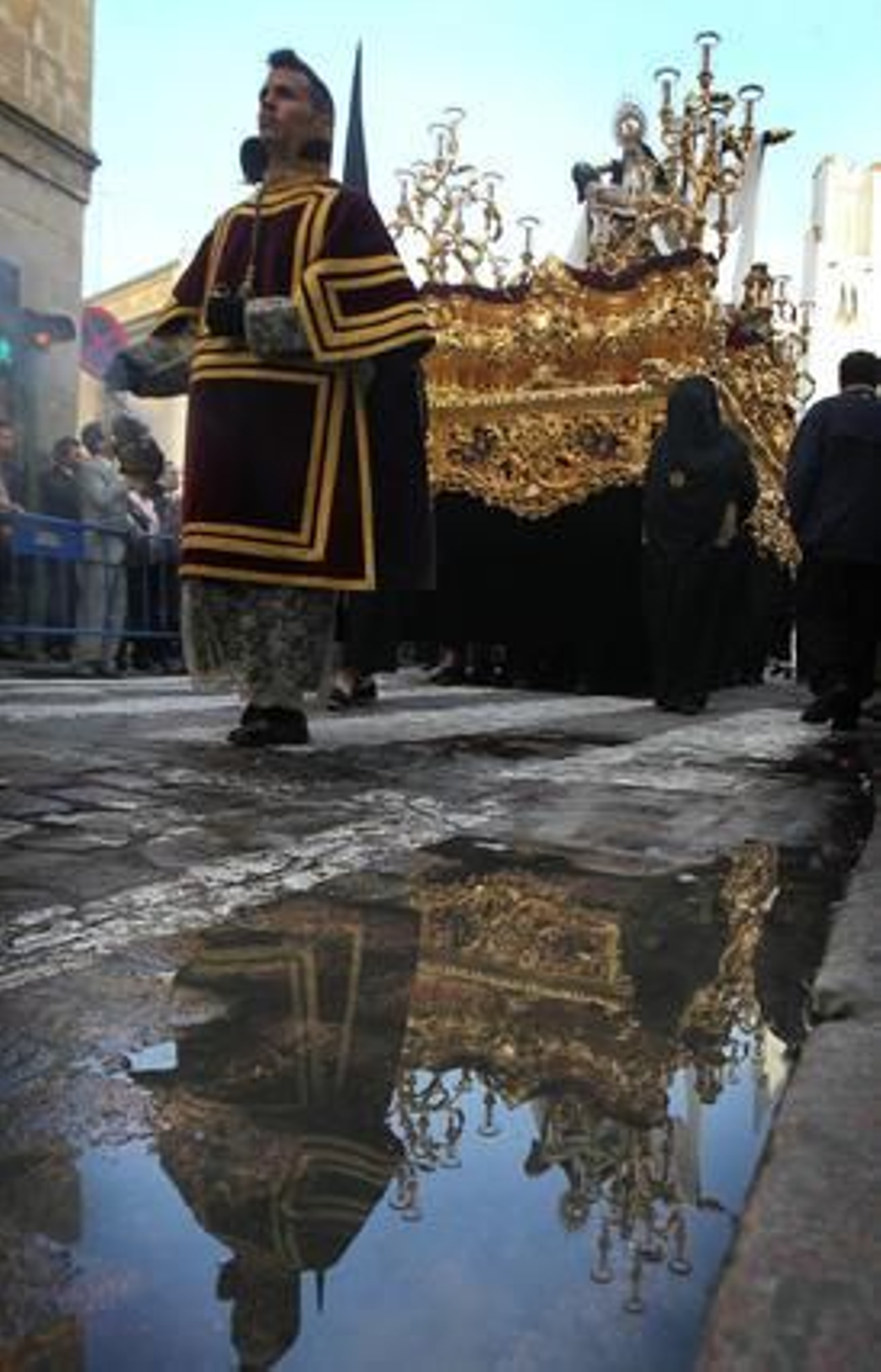 Un dalmática llena ayer de incienso el aire que atravesará la Virgen de las Angustias.

Foto: Miguel Ángel González