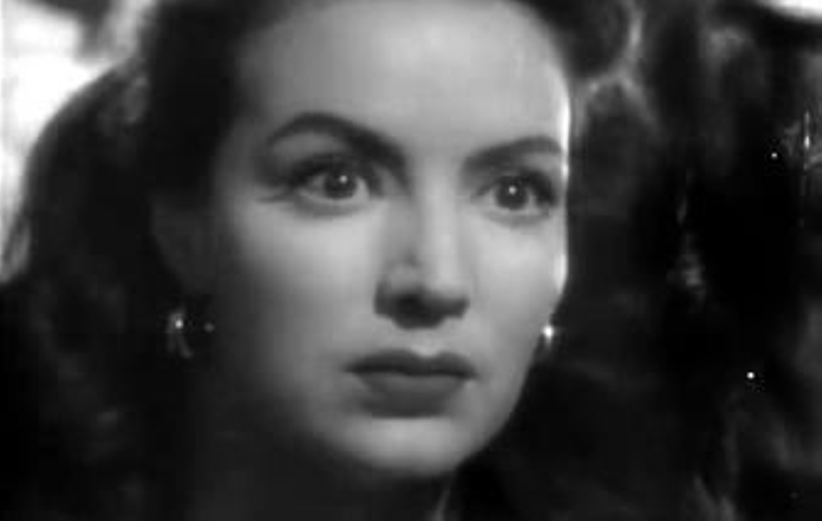 Una imagen de María Félix en una de sus películas. A la izquierda, una imagen de las celebraciones en México de su centenario el pasado 8 de abril.