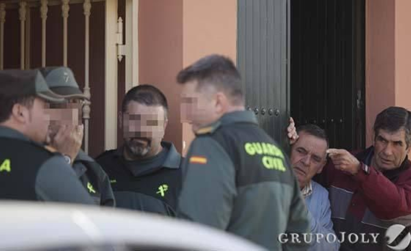 La Guardia Civil a las puertas de la vivienda.

Foto: Antonio Pizarro