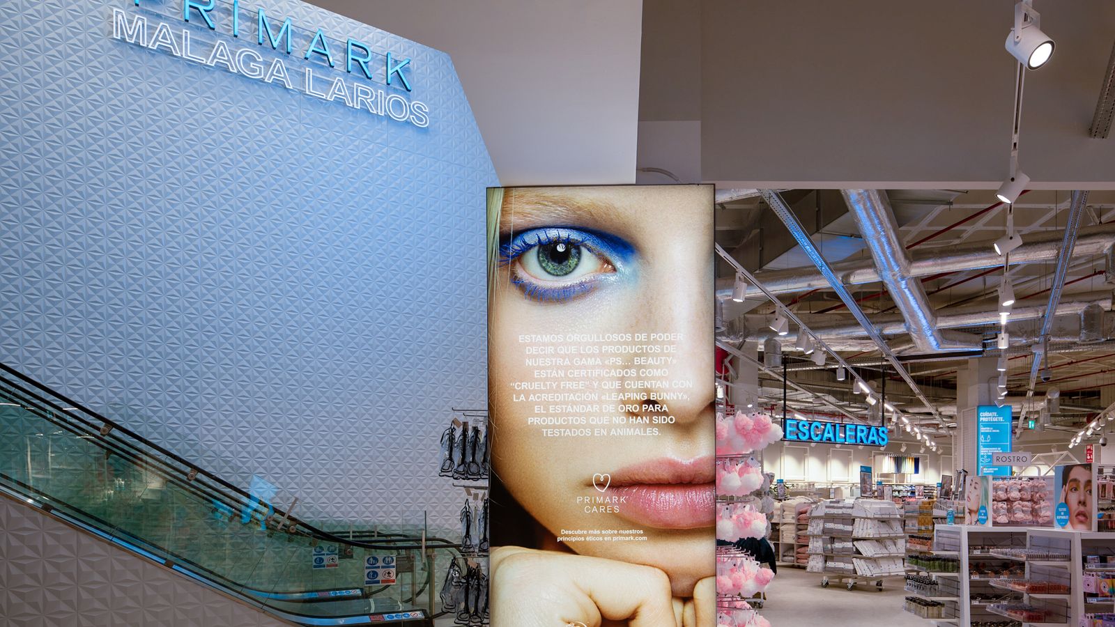 Interior del establecimiento de Primark en el centro comercial Larios.