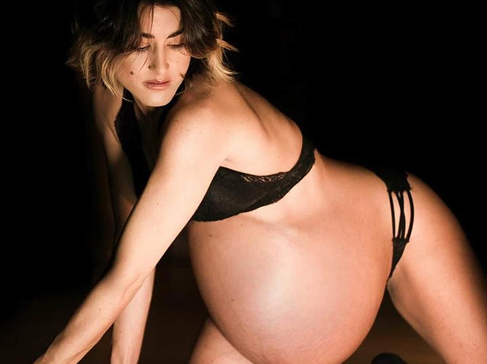 Barei muestra orgullosa su avanzado estado de gestaciòn.