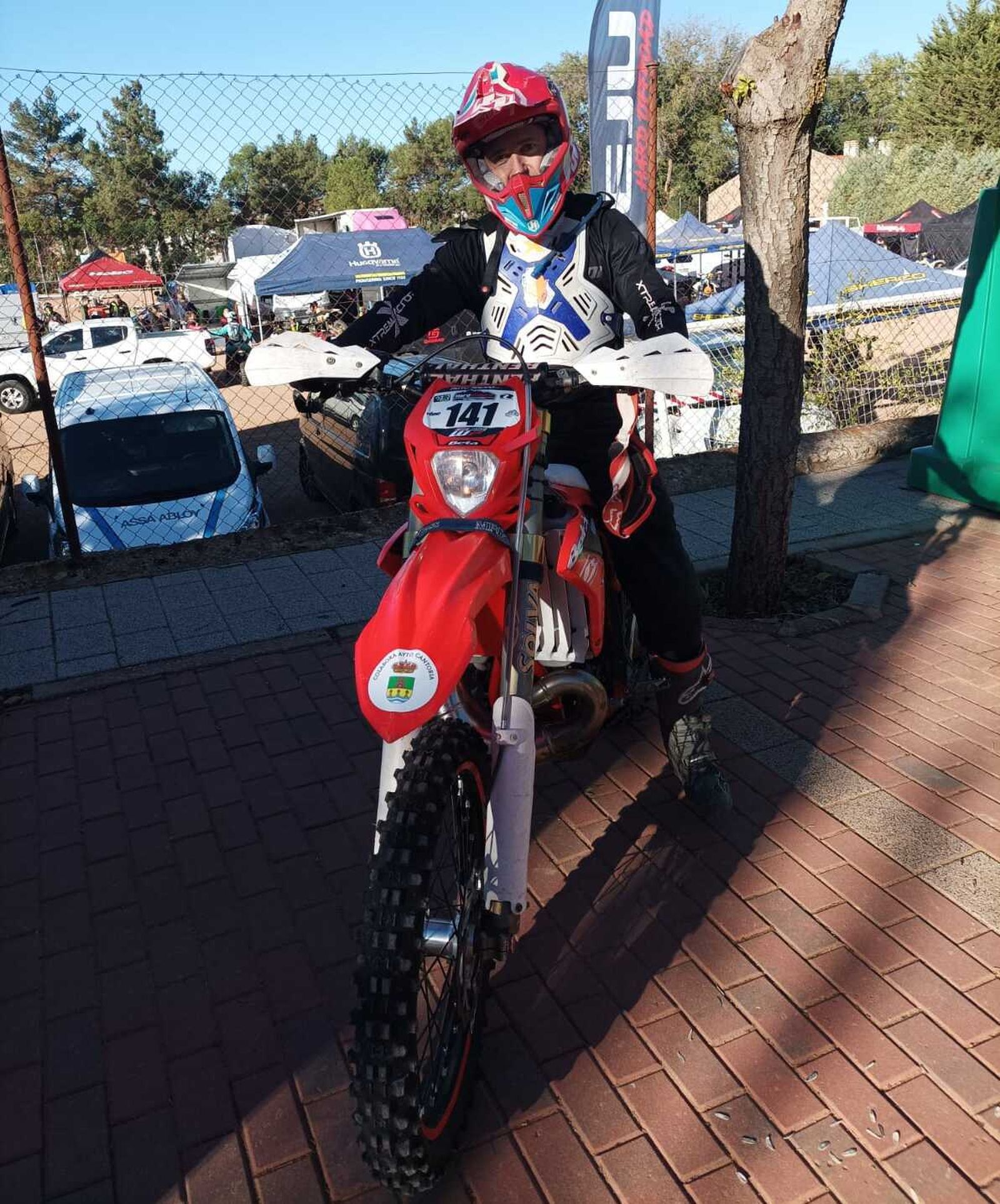 El piloto cantoriano Fernando Soler García subido a su moto antes de la disputa de una prueba.