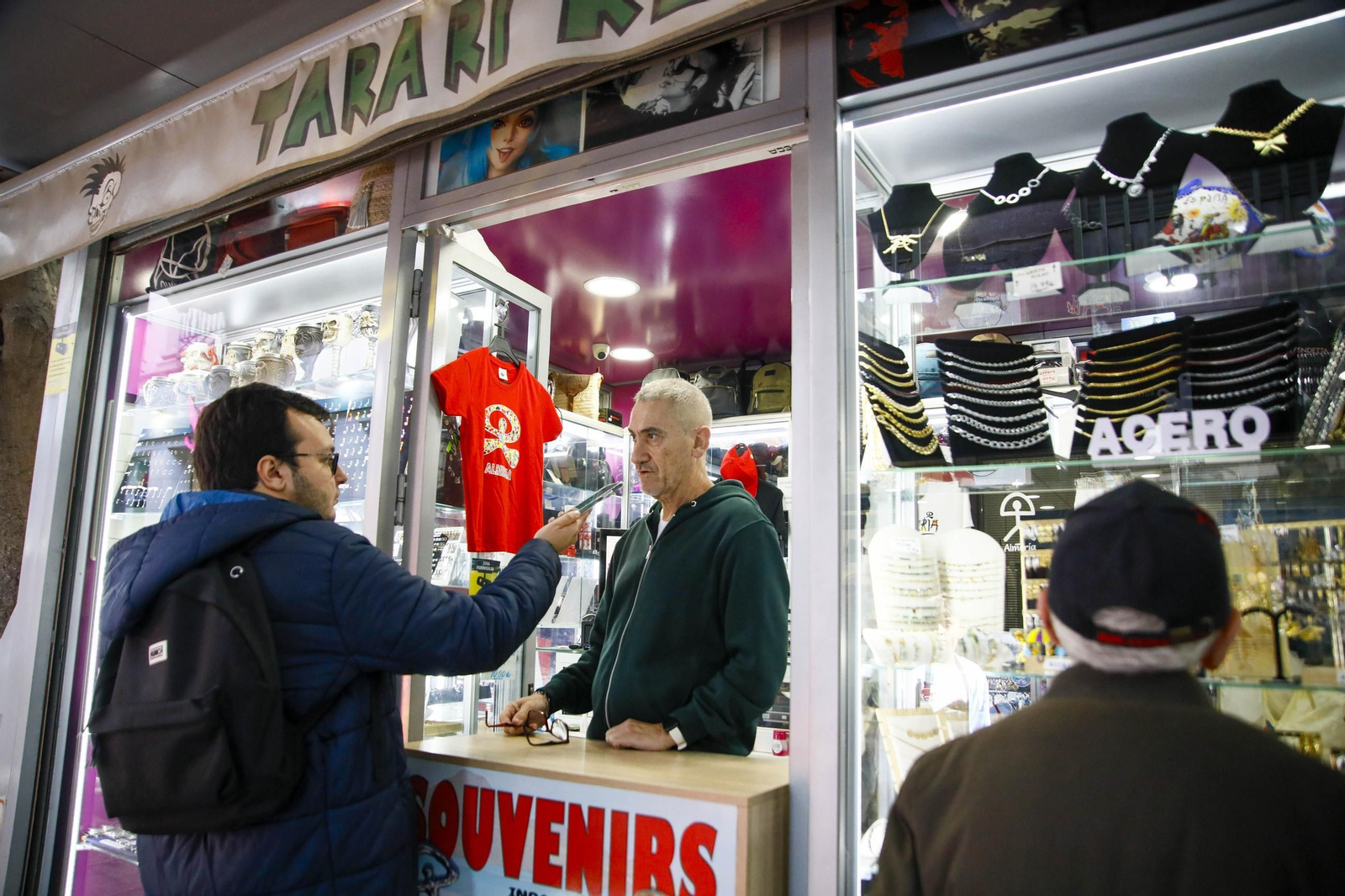 Las imágenes de los comercios almerienses no cuentan como es el balance a final de año