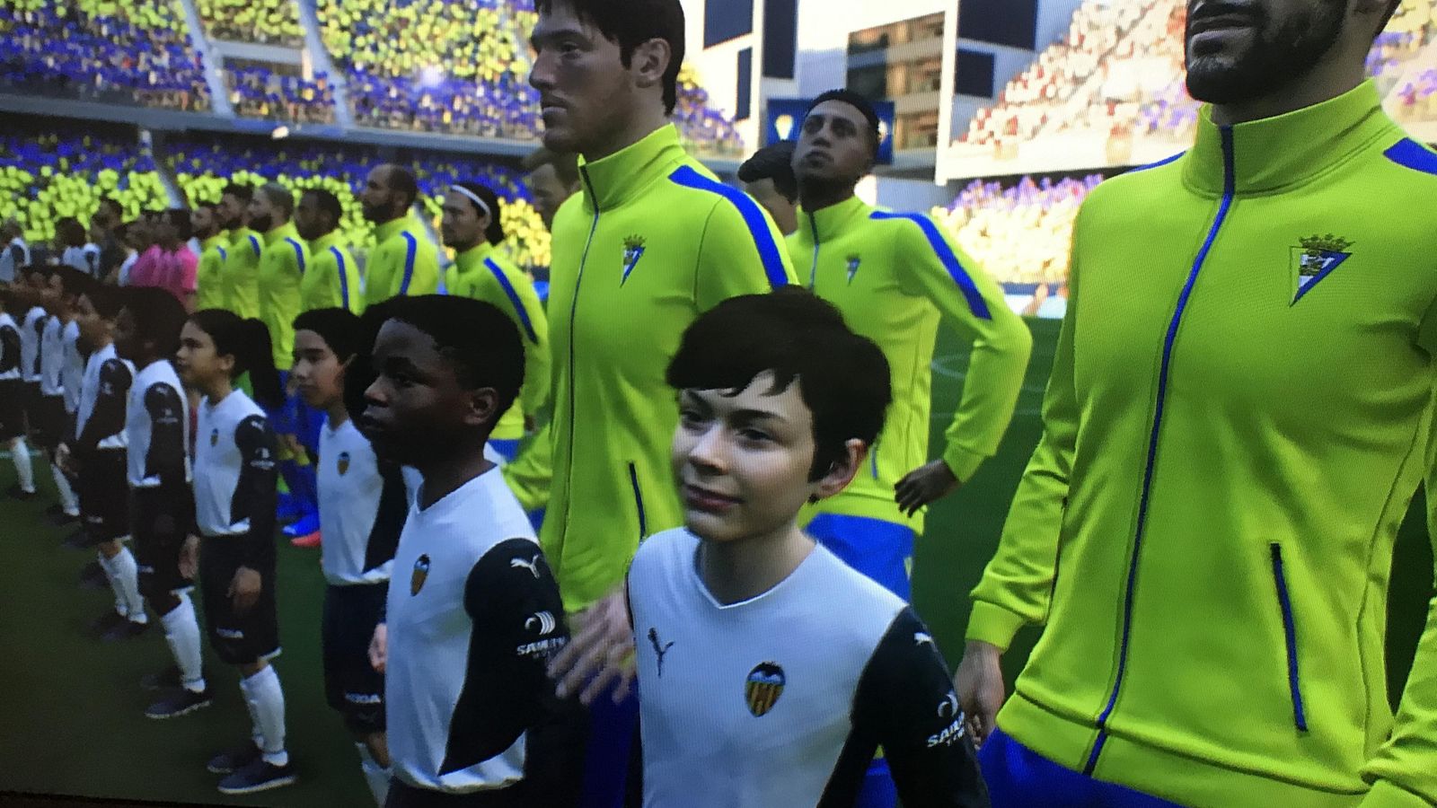 La escena de introducción del partido en FIFA 22, con Álex Fernández (i),  Lozano y Negredo en primer término.