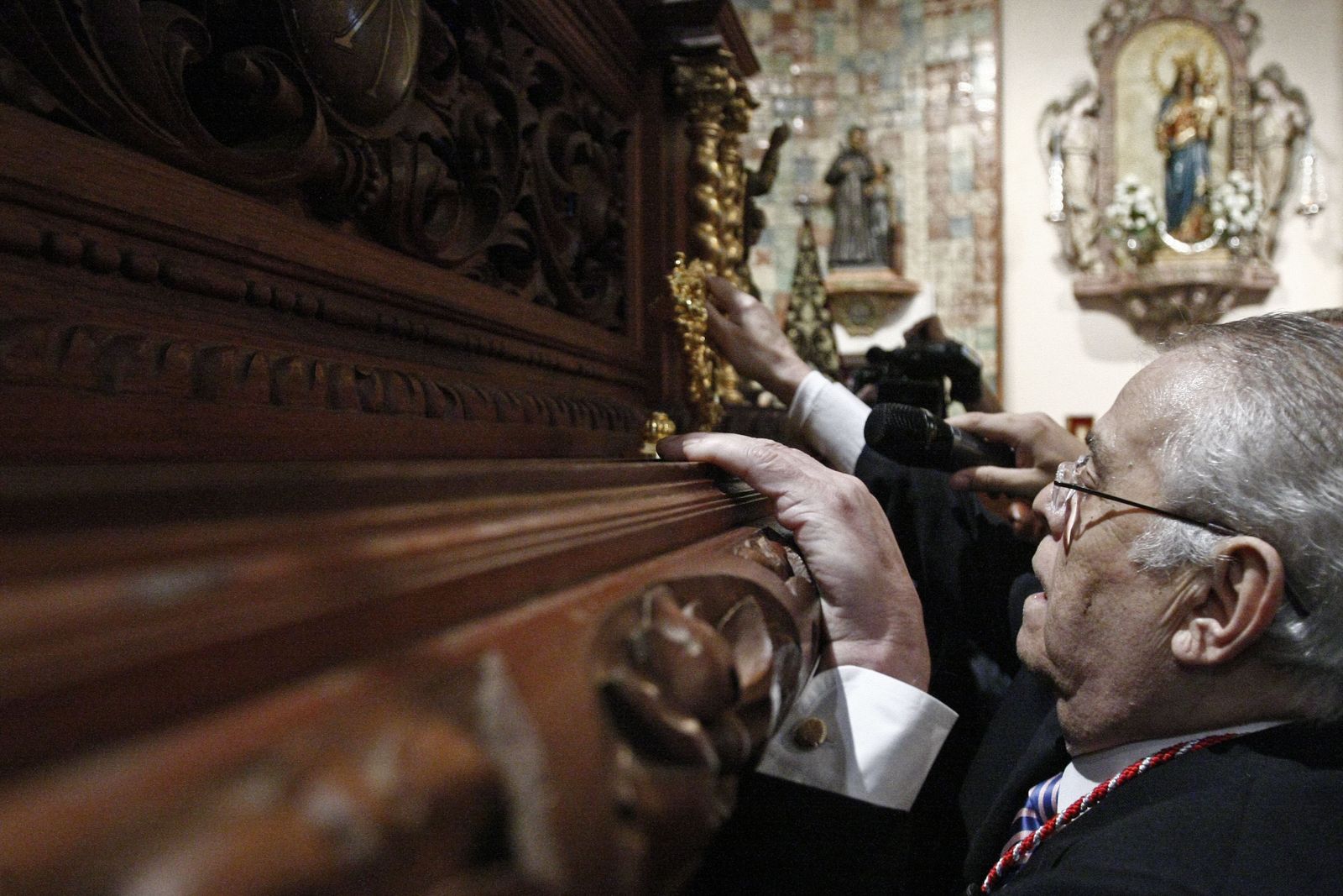 Pepe Jurado toca el martillo del Paso de la Borriquita durante la Primera Levantá en el año 2014.