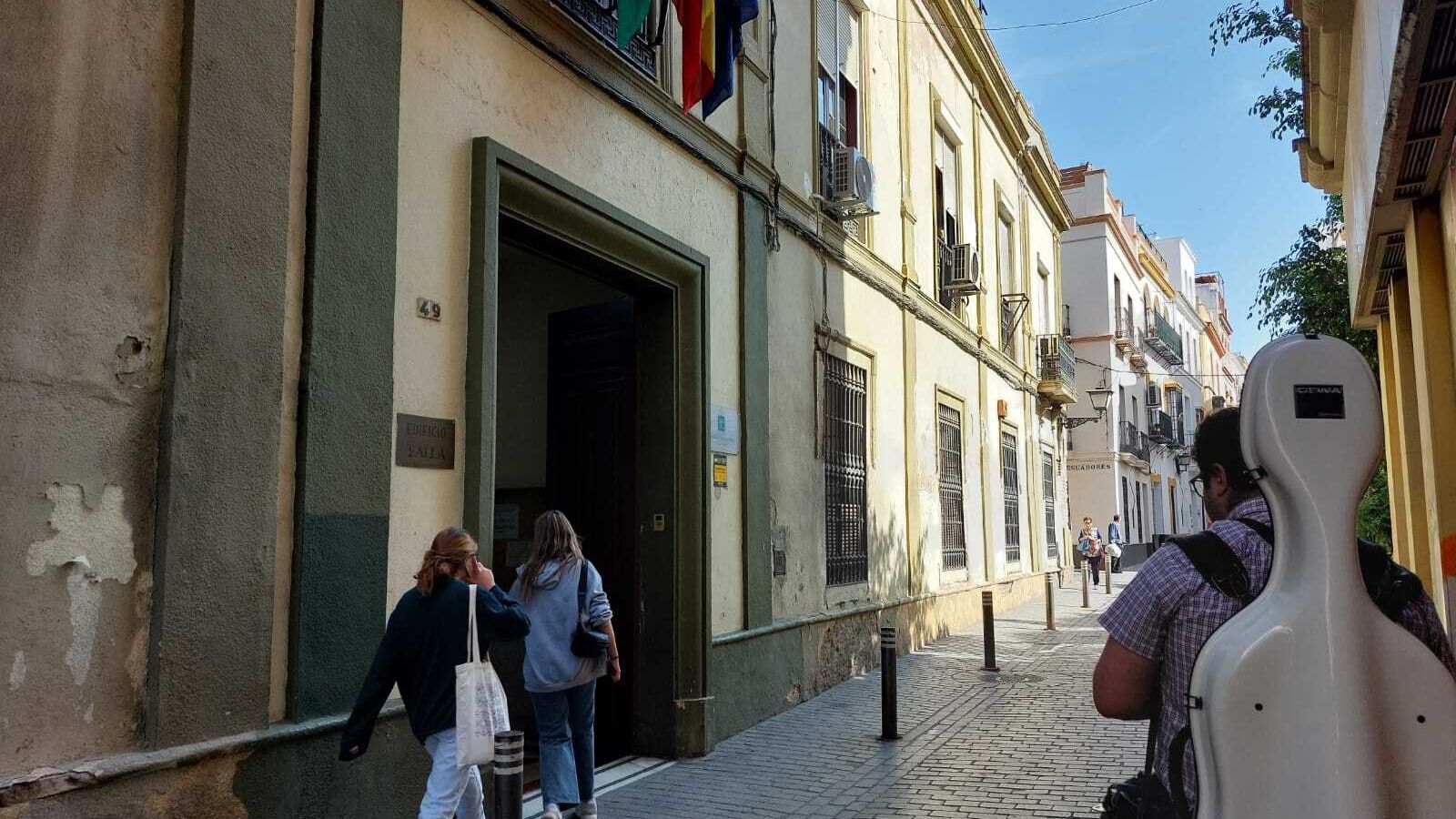 Exterior del edificio Falla, el edificio más antiguo del Conservatorio Cristóbal de Morales.