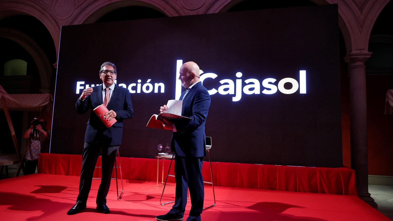 Antonio Pulido, presidente de la Fundación Cajasol, junto al periodista Jesús Vigorra. Antonio Pulido, presidente de la Fundación Cajasol, junto al periodista Jesús Vigorra.