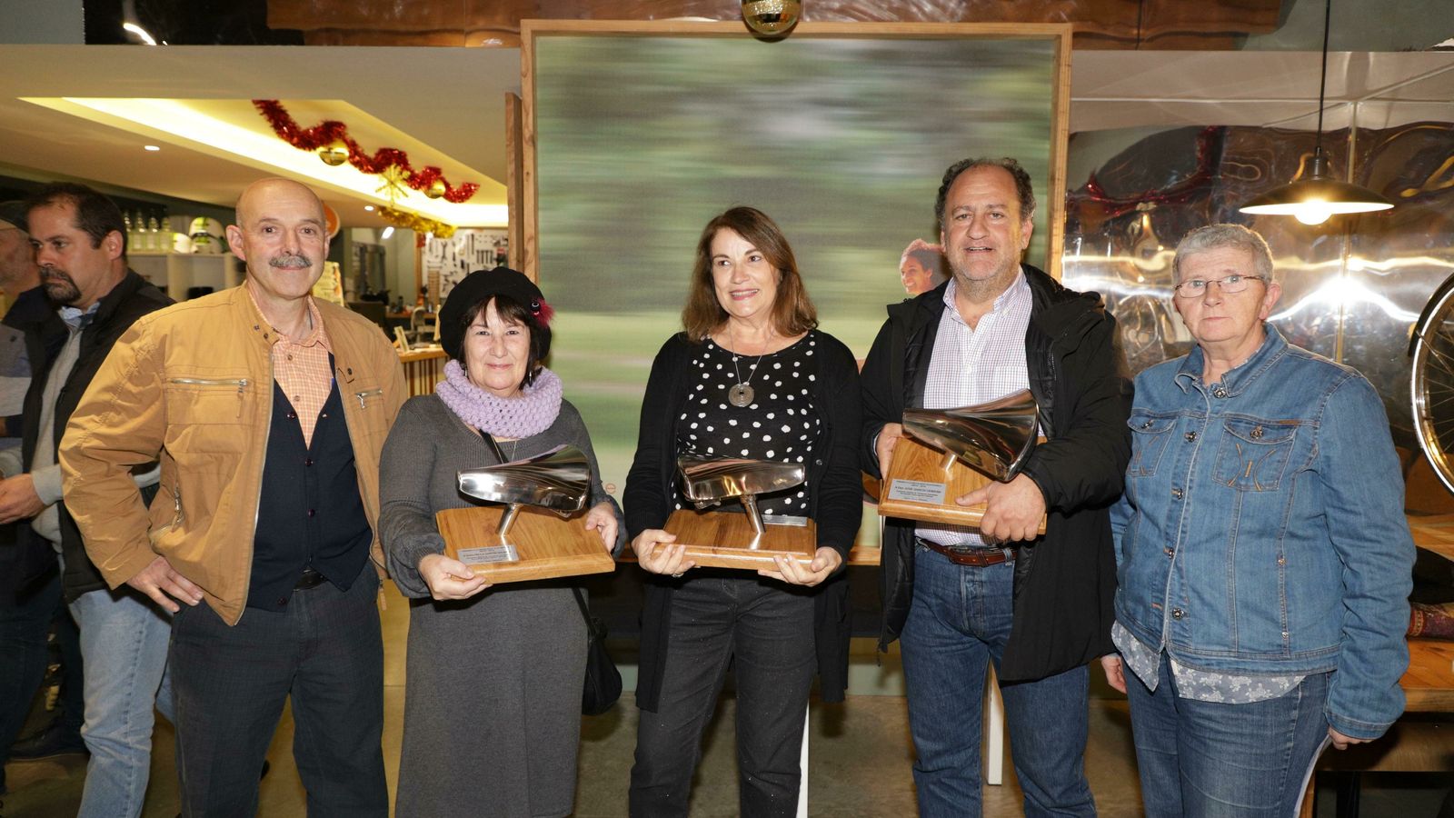 Los premiados con los miembros de la ATMS, entre ellos Jesús Sukuntza, autor de los galardones.