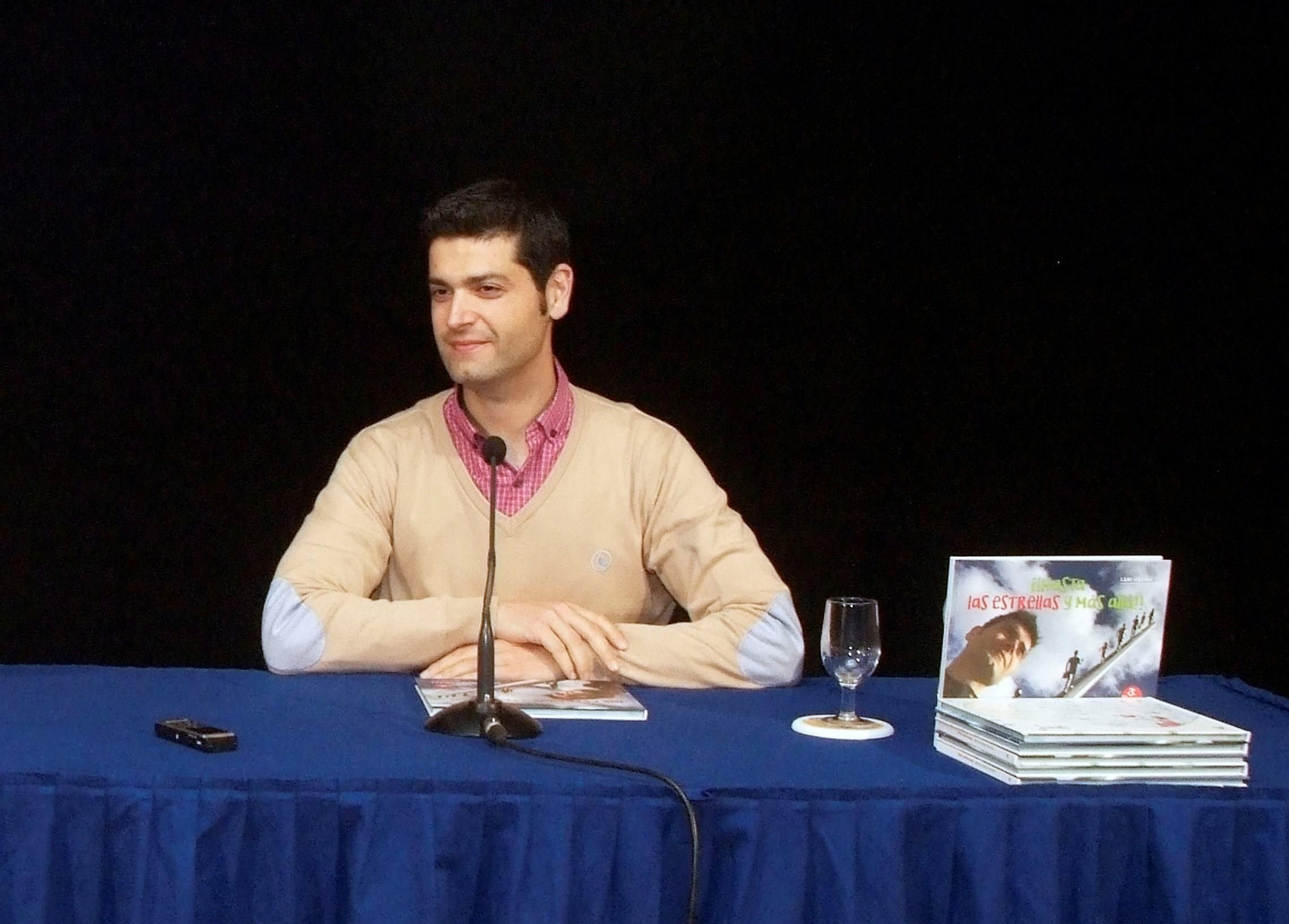 Ramón González durante la presentación de un libro