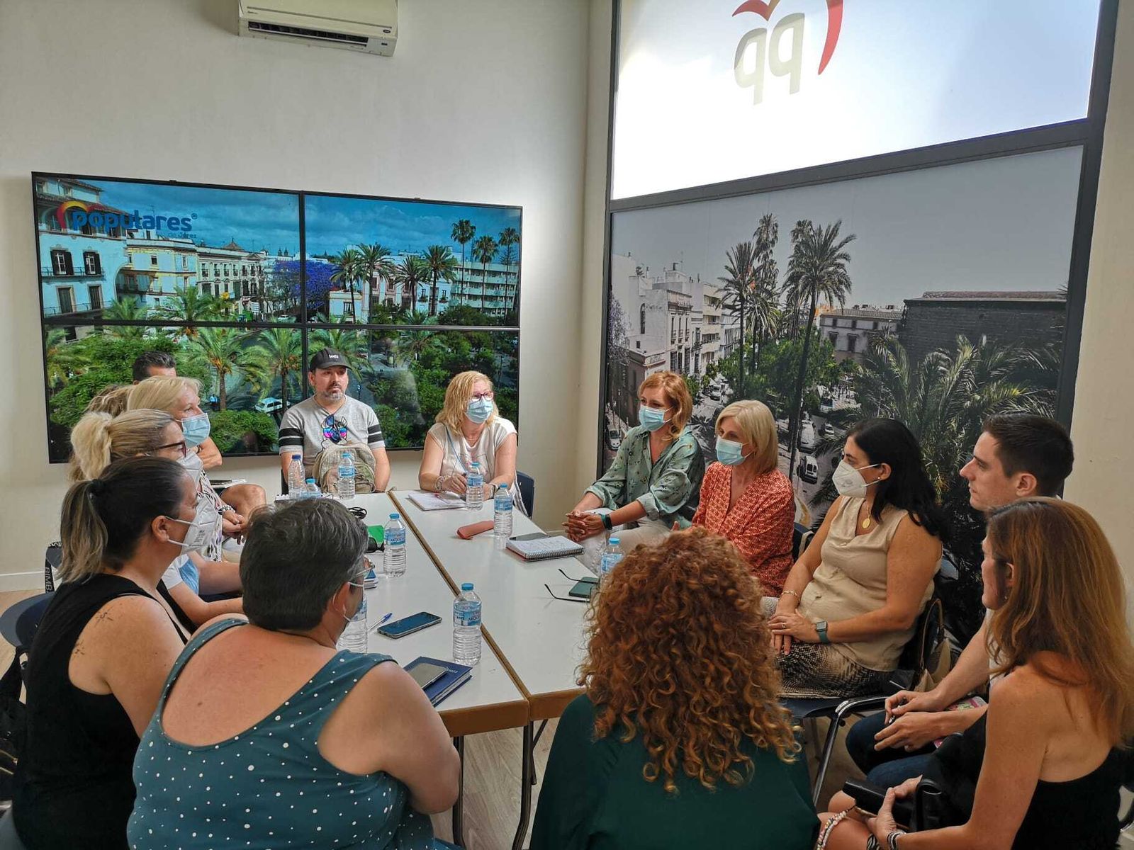 Reunión de los miembros del PP con el comité de empresa de Ayuda a Domicilio.
