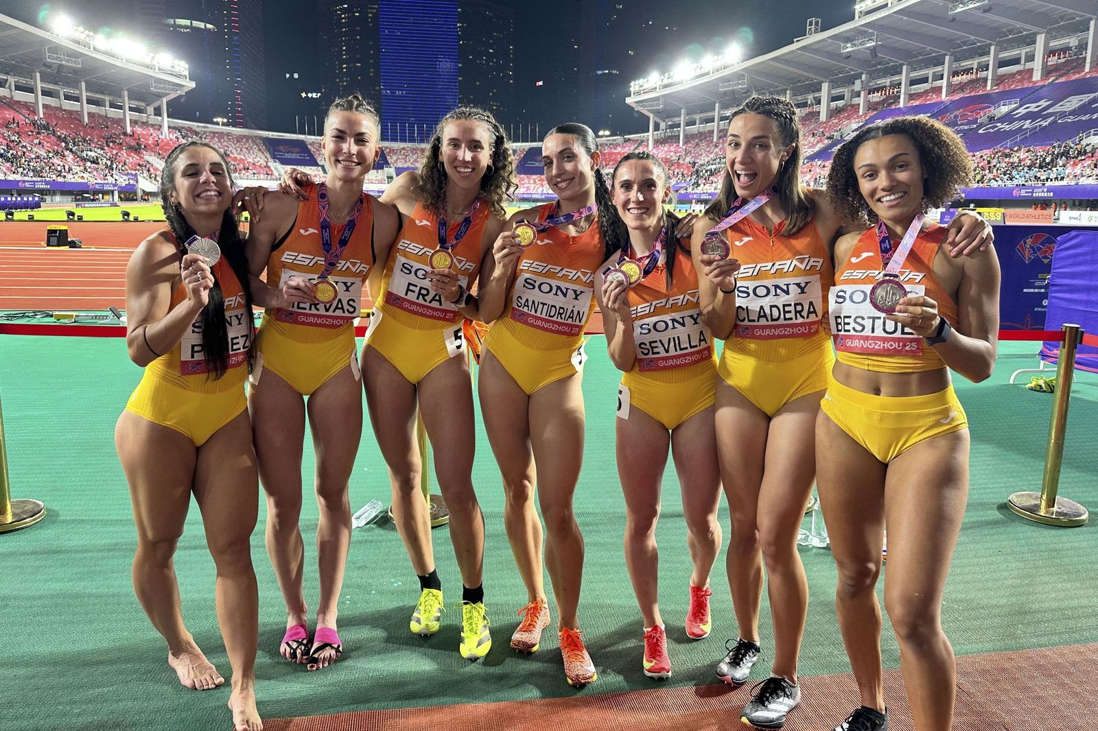 La selección española femenina de atletismo triunfó en el Campeonato del Mundo de Relevos celebrado en Guangzhou (China) al conquistar un oro y una plata. El equipo femenino de 4x400, formado por Paula Sevilla, Eva Santidrián, Daniela Fra y Blanca Hervás, se proclamó campeón con un nuevo récord de España de 3:24.13, superando a Estados Unidos. Por su parte, el relevo 4x100 femenino, con Esperança Cladera, Jaël Bestué, Paula Sevilla y Maribel Pérez, logró la plata en 42.28 segundos, solo por detrás de Gran Bretaña.