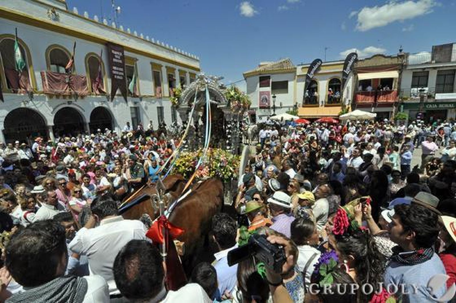 Mairena del Alcor sube la escalinata de la parroquia manriqueña.

Foto: Manuel Gómez