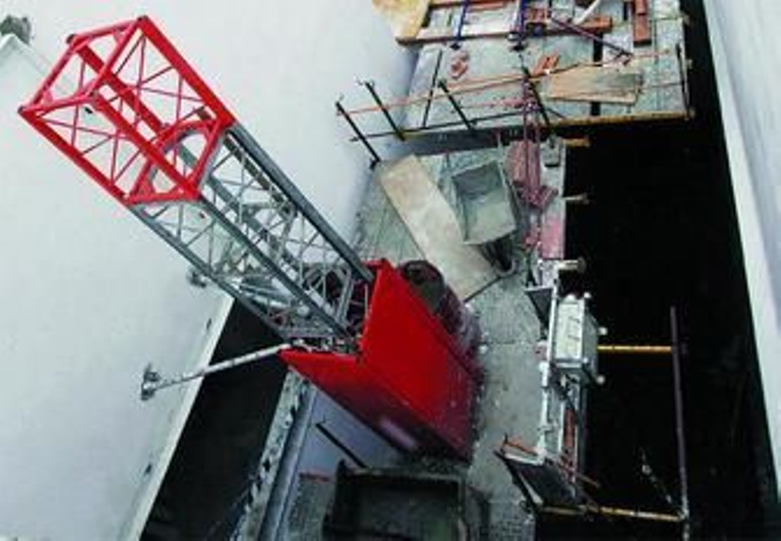 Andamio eléctrico en el que se produjo el accidente.