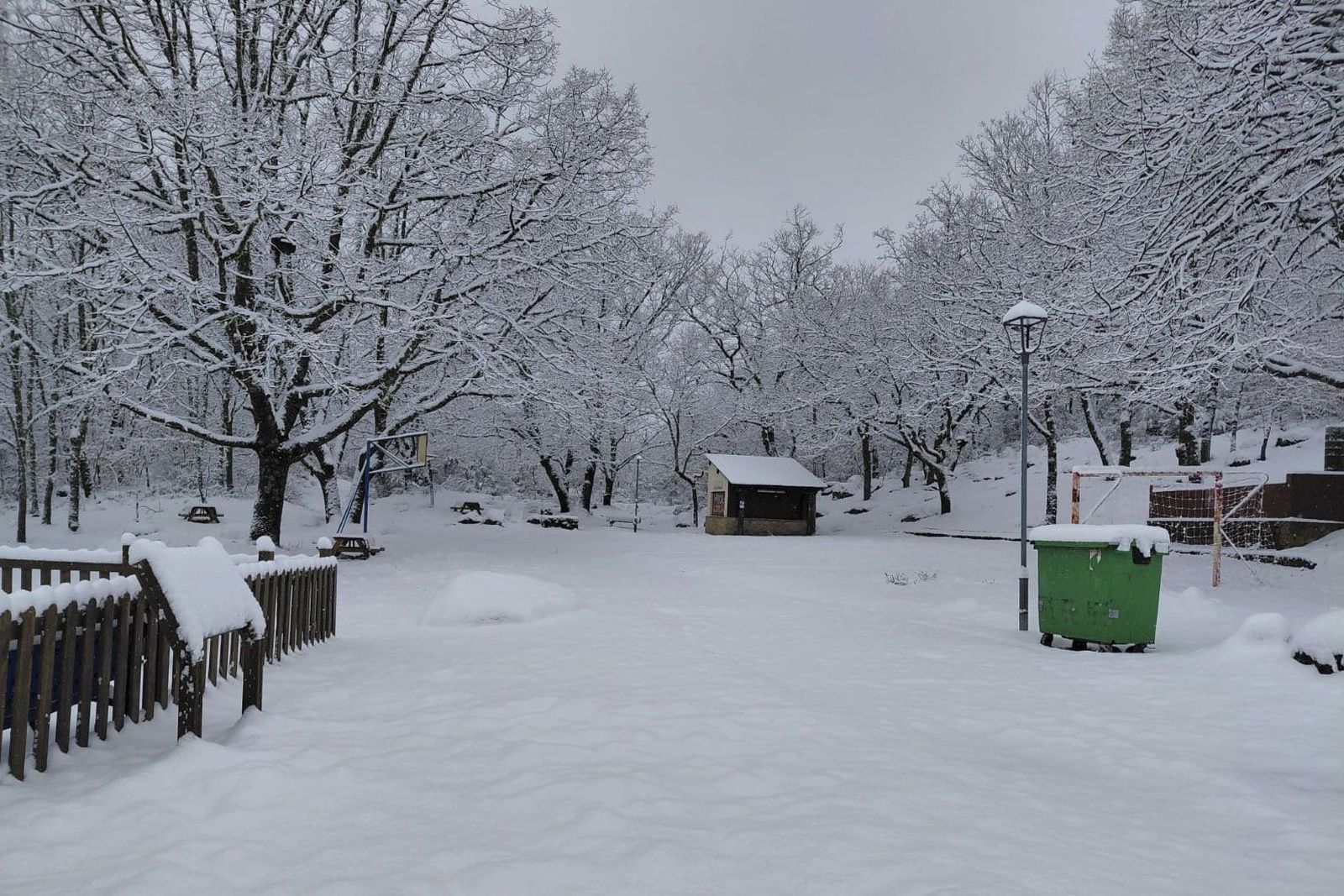 La nieve tiñe de blanco en norte de España