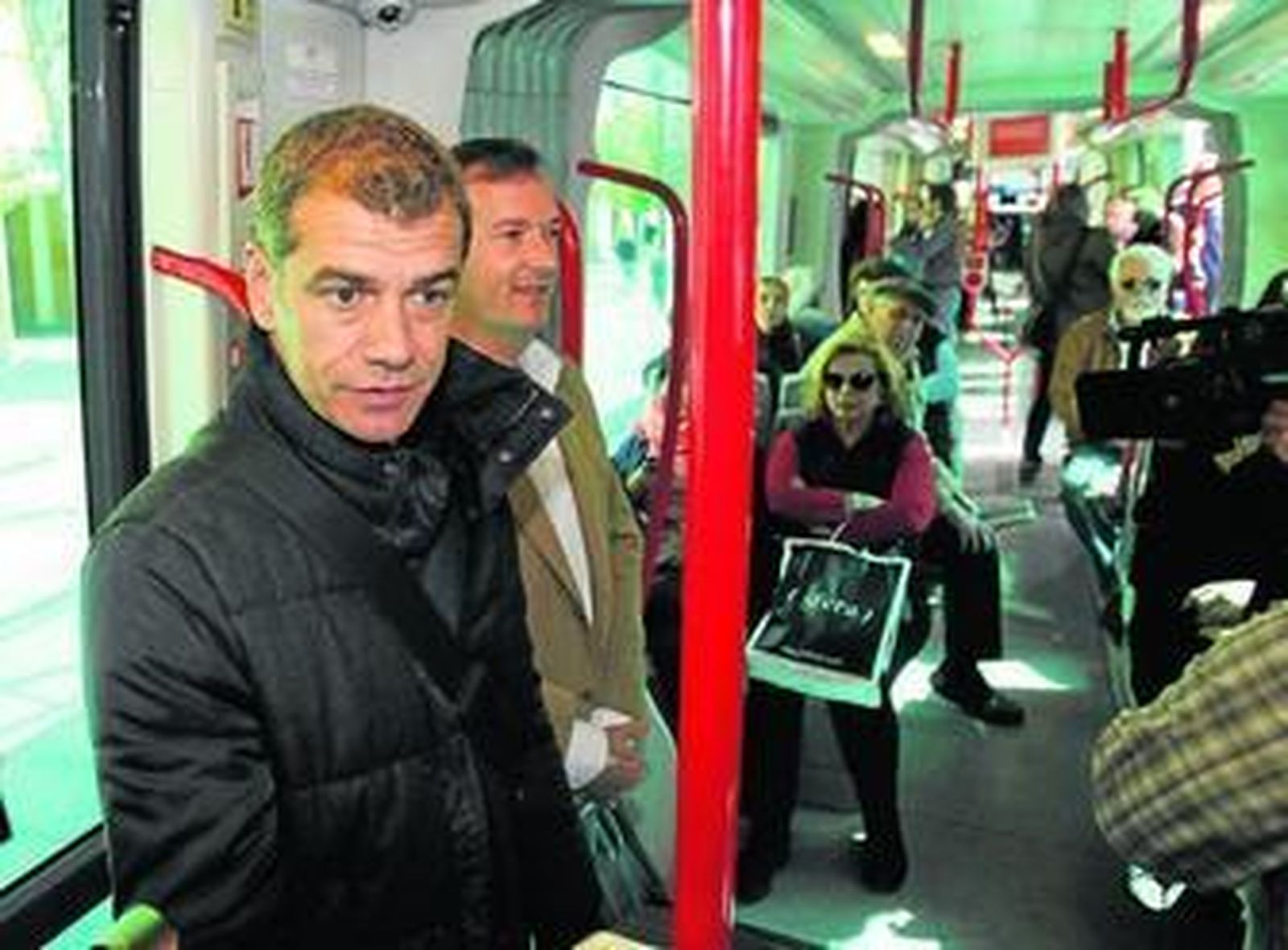 Toni Cantó y Martín de la Herrán, en uno de los vagones del tranvía sevillano, durante el 'micromitin' de ayer.