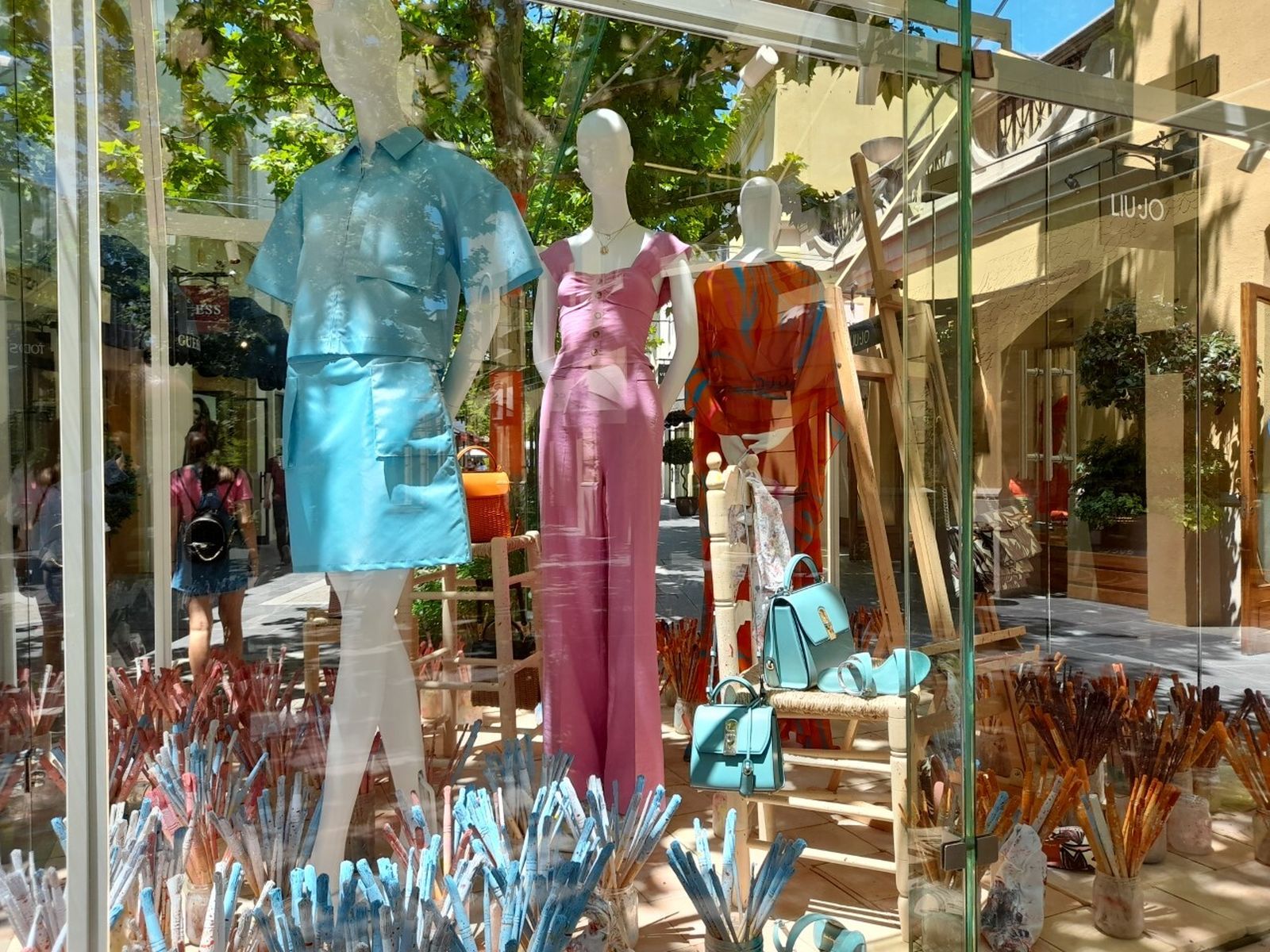 Una calle de Las Rozas, con su decoración de temporada