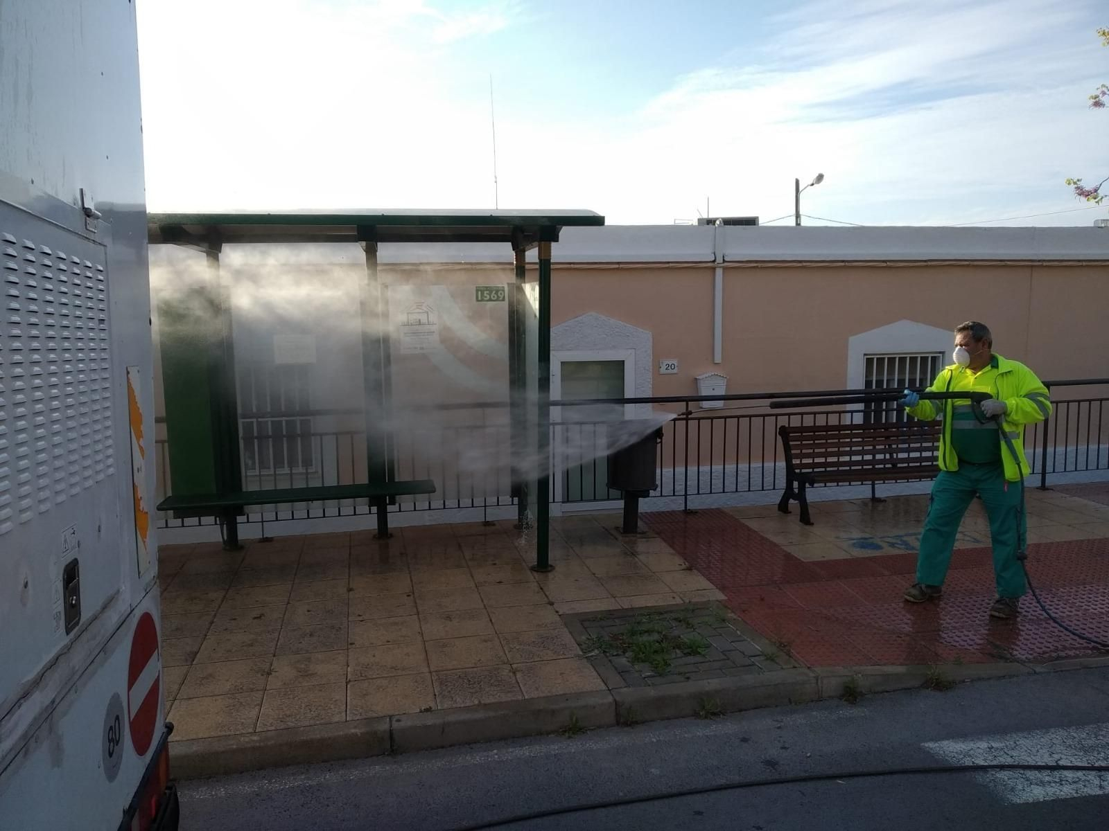 El Ayuntamiento de Vícar ha redoblado la limpieza de las paradas de autobuses.
