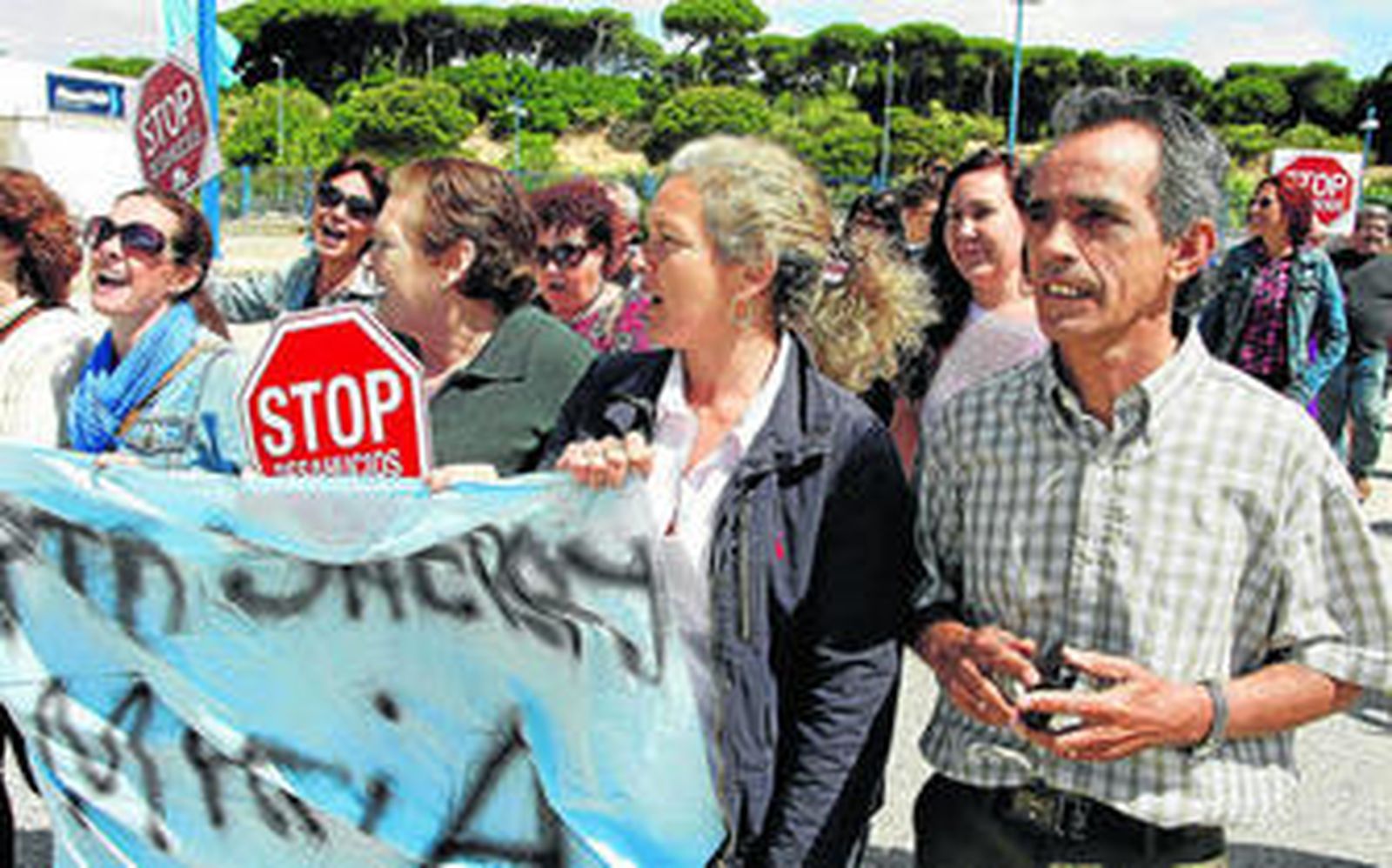 Pedrito García, en la manifestación que recorrió Puerto Sherry para protestar contra la clausura del chiringuito que regenta dede 1995.