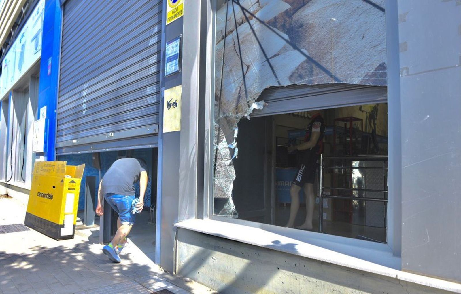 Estado en que quedó el cristal de la tienda.