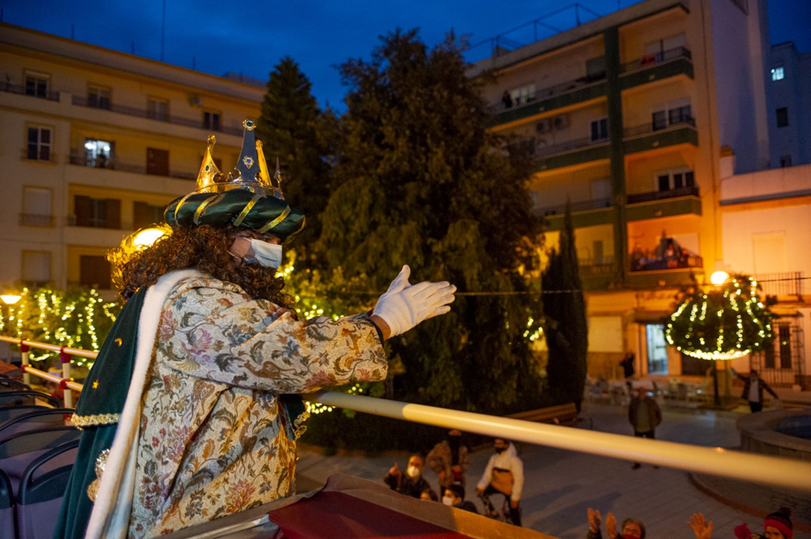 Autobús real a su paso por la Plaza de la Iglesia